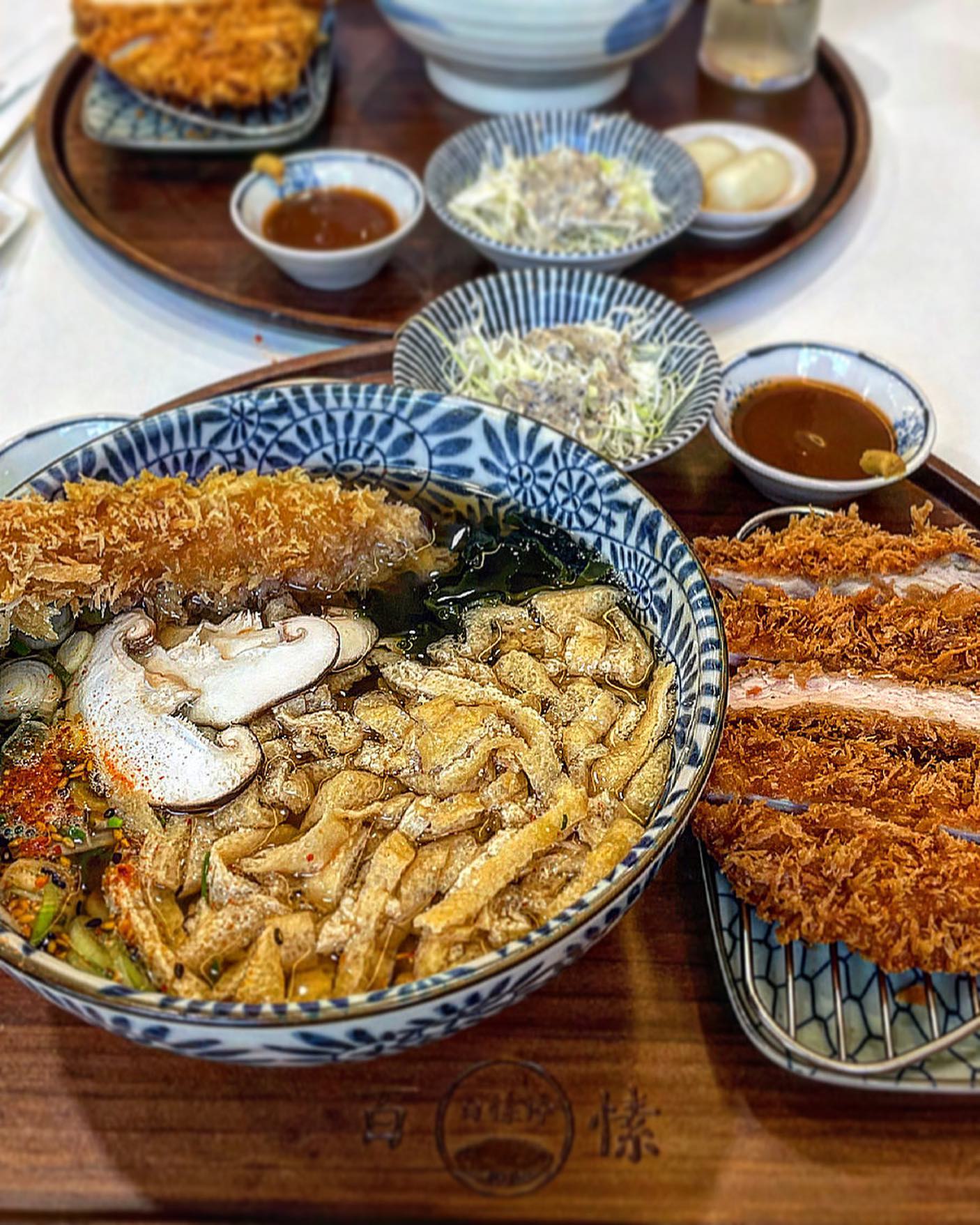 #광고 온소바와 두툼한 돈카츠맛집, 영통 #백소정 🍱

요즘 SNS 줄서서먹는 핫한 일식집인 ’백소정‘ 
수원 영통에도 지점이 있어 다녀왔어요✨

주력메뉴인 마제소바가 가장 유명하고,
두번째 핫한 메뉴인 #온소바정식 을 주문했어요!

일반 냉소바와는 다르게 따듯한 쯔유에
소바자루와 에비텐(새우튀김)이 담겨있고, 
위에는 푸짐하게 유부로 토핑되어있어요🍲

알고있던 냉소바와는 다르게 
따듯한 육수에 담긴 소바와 쯔유맛이 색달랐어요!
토핑된 유부와 새우튀김에 겉바속촉 돈카츠까지
함께 한끼 정식으로 즐기기 좋았어요👍🏻

또 마제소바로 유명한 만큼 
카라이(辛)마제소바와 돈카츠 정식을 시켰는데,
마제소바에 특유의 다진육과 각종 특제양념이
듬뿍 담겨있어 푸짐하게 즐길 수 있었어요:)

마지막으로 공기밥(무료)을 요청하면 가져다주시고,
남은 마제소바 양념에 공기밥을 넣고 
비빔으로 마무리 하는 맛이 색달랐어요 🍛

일식정식으로 메뉴와 가격도 좋고,
매장도 전체적으로 깔끔하고 정돈돼있어서
데이트나 소개팅장소로도 적당할 것 같아요 :)

📍상호 : 백소정 수원영통점
📍주소 : 경기 수원시 영통구 청명남로 32 (우)16705
📍영업시간 : 11:00~21:00 
📍메뉴 : 카라이마제소바정식(15,900) 냉소바+에비텐돈카츠정식(12,900)

#영통맛집 #수원맛집 #일식맛집 #망포맛집 
#광고 #돈카츠맛집 #마제소바맛집 #소바맛집