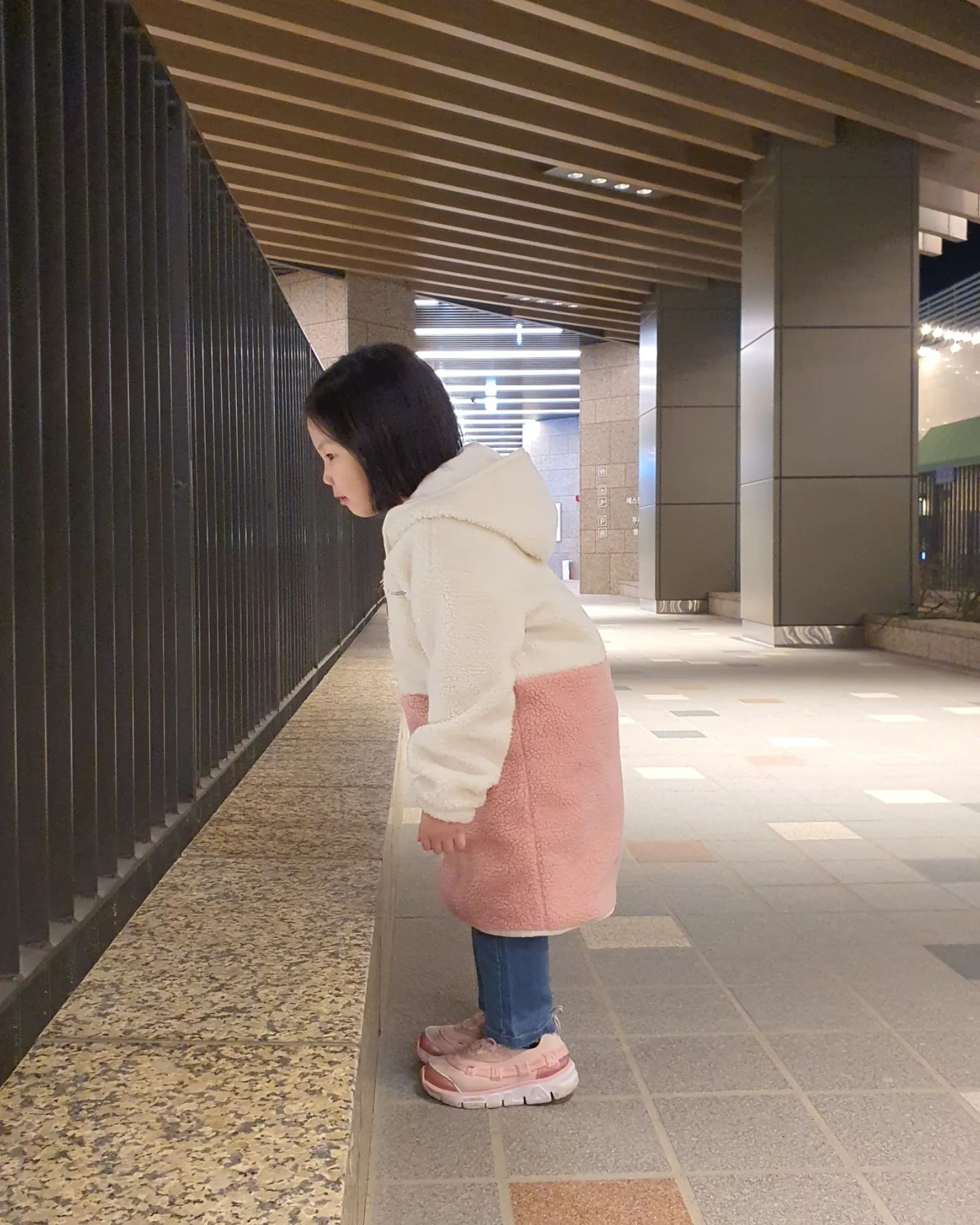리니의 헤어스타일 변신 대성공🌟

한번도 자르지 않은 머리카락을
싹둑 잘랐다! 💁‍♀️

긴머리보다 더 어린이 같은 느낌!
머리 자르러 가자고 해줘서 너무 고마워💕

1233일 동안 쑥쑥자란 긴머리 안녕👐

다인이 언니랑도 만나서 인증샷 찰칵✨️
다인이 넘넘 응원해💖

#단발머리 
#키즈헤어