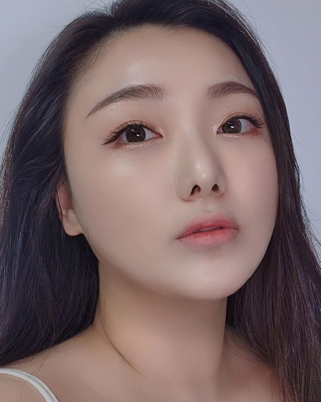 #제품협찬 espoir_makeup

🌿✨ 최근에 에스쁘아의 비내추럴쿠션 그린블라썸 에디션 기획세트를 사용해봤는데 정말 대박이었어요! 🌸

처음 사용하자마자 가장 느낀 건 '바를수록 얇게 쌓이는 매끈한 반질광'이었어요. 마이크로 커버 피그먼트가 담겨있는 젤크림 텍스처가 피부에 얇게 걸러져서 광이 나는 피부를 만들어줘요. 한 번 바르면 자연스럽게 잡티가 가려지고, 두 번 바르면 광이 나면서 예쁘게 결이 채워져요. 🌟

그게 다가 아니에요. 바를수록 탄탄해지는 스킨케어링 효과로 속부터 채워지는 탄탄한 피부를 만들어줘요. 에스쁘아만의 독자적 Hyper-skin ActiveTM이 들어있어서 사용할수록 피부가 더욱 건강해지는 것 같더라고요. 💪

프랑스 이브 비건 인증, 지속 가능 팜유 생산 인증, 유전자 조작 원료를 사용하지 않는다는 점, 그리고 산호초 및 해양 생태계에 영향을 주지 않는다는 점 때문에 더욱 안심하고 사용할 수 있었어요. 🌱

이렇게 좋은 제품이 1월 29일부터 네이버에서 단독 출시된다고 해요. 그린 컬러 케이스의 비내추럴쿠션 + 퍼프 2매 + 세레나데 미니까지! 그리고 1주일 동안만 할인 가격에 구매할 수 있다니, 이 기회를 놓치지 마세요! 🎁

#에스쁘아 #비내추럴쿠션 #비내추럴그린블라썸 #예쁜결잡아주는쿠션 #잡티도예뻐보이는쿠션 #반질광쿠션 #쌩얼쿠션 #자연광쿠션 #싱글즈 #인품사