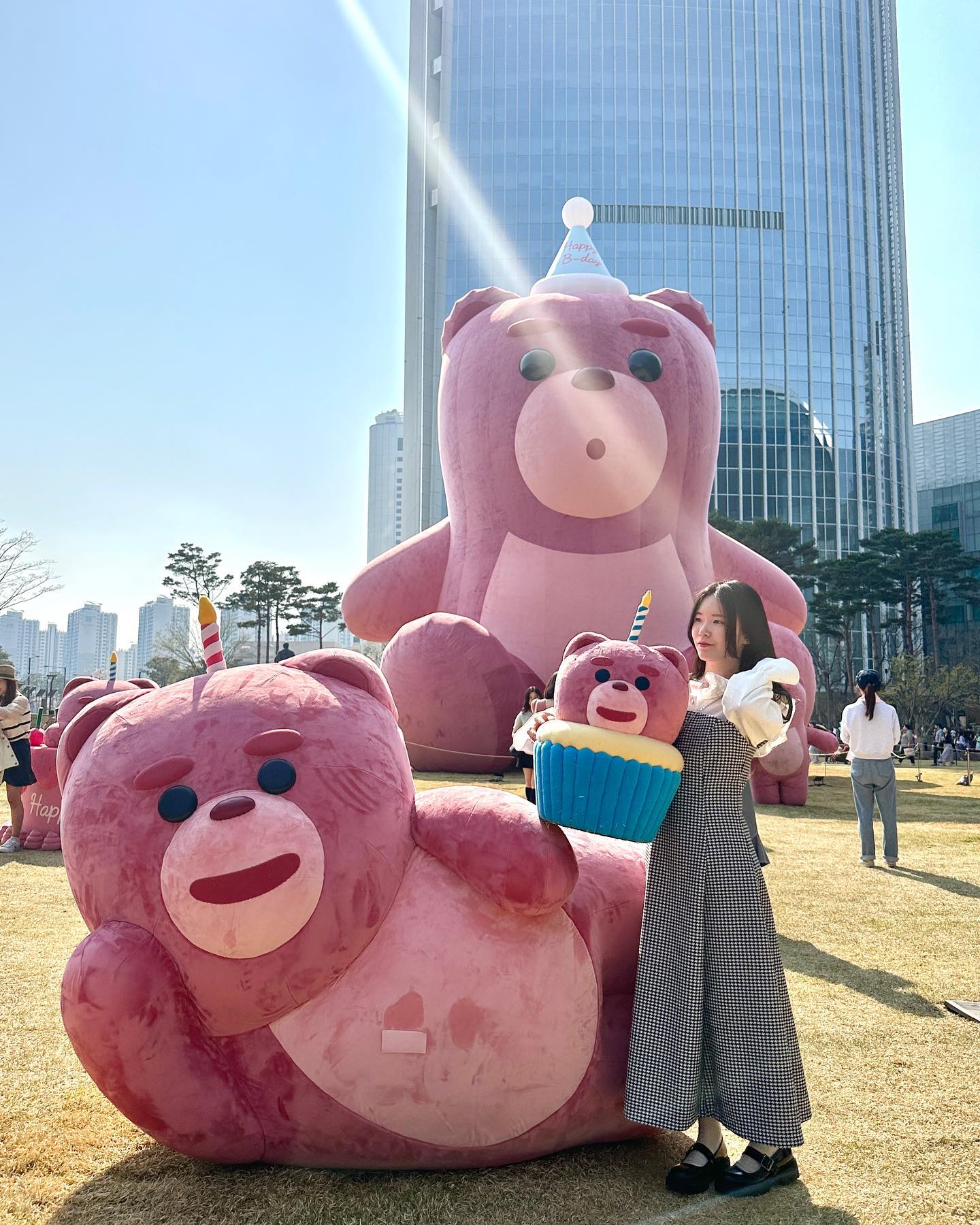 벨리곰이랑 벚꽃 막차 탑승🧸🌸
카라 블라우스에 롱트위드 원피스랑 메리제인으로 러블리하게 입고 주말에 다녀왔어요٩(ˊᗜˋ)و
.
.
.
근데 이번주는 다시 겨울느낌...🥶