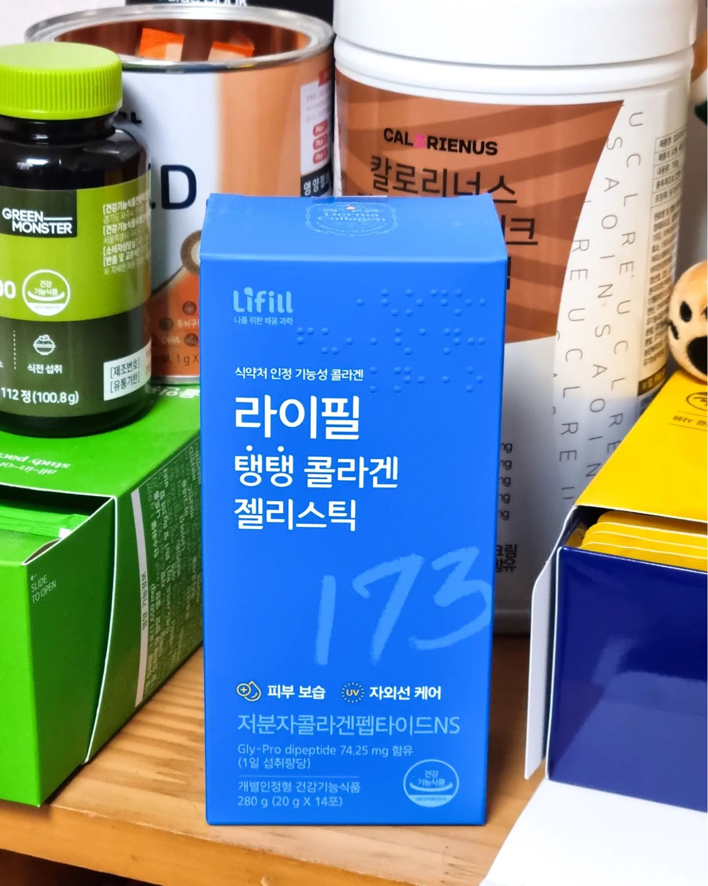 #협찬 망고맛 탱탱~~🥭
✨️라이필 탱탱 콜라겐 젤리스틱

속부터 채워지는 콜라겐! 식약처에서 2중 기능 인정받은 콜라겐으로 여름철 피부 건강을 지켜요🔆 망고맛으로 맛있는 라이필(lifill_official )의 콜라겐 젤리스틱을 소개해요 !!

제가 실제로도 영양제 탁자 위에 두고 매일 1포씩 챙겨 먹는답니다:) 가장 작은 분자크기인 *173달톤에 순도 100% 어린콜라겐이라 제품력이 믿음이 갔어요🤓 건강기능식품 인증받은 콜라겐이라 꾸준히 챙겨 먹으려 노력하고 있어요 :)

시큼하고 쿱쿱한 콜라겐이 아니라🙅‍♀️ 망고맛 탱글한 콜라겐이라 아침에 나갈 때 한포씩 기분좋게 먹는즁!! 요즘 자외선이 강해지는데, 콜라겐으로 피부 보습도 챙기고 자외선에 의한 피부 손상으로부터 피부 건강 지켜봐요 ☀️💪💪
.
.
.
.
.
[TV홈쇼핑 콜라겐 원료 중 2023.현
시점, 원료의 특성에 한함]
#콜라겐 #젤리스틱 #라이필 #건강기
능식품 #자외선 #콜라겐젤리 #콜라겐스틱 #이너뷰티 #어린콜라겐 #저분자콜라겐 #코덕맞팔 #뷰티스타그램 #콜라겐추천