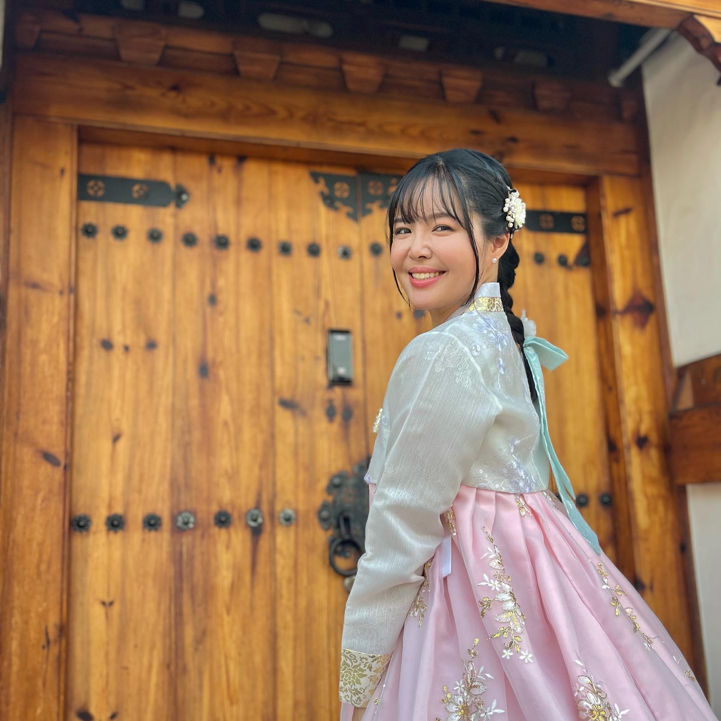 Some Korean experience for the very first time 😂
.
.
#korea #hanbok #trip #holiday #photography #summer #사진 #일상 #한국 #여행