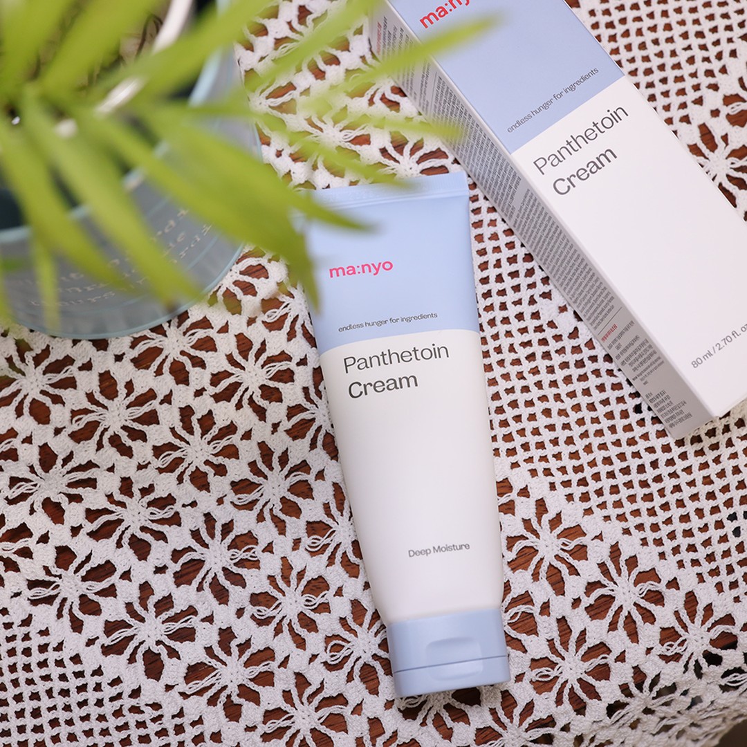 #제품제공 전 1년 365일 건조한 피부 때문에 고민인데, 
특히나 겨울에는 더 건조해지는 피부 때문에 고민이 많아요.
수분과 보습, 어디에 더 중점을 주어야할지 모르겠고,
무엇부터 바꾸어야 할 지 모를 때
제일 먼저 바꾸어보는 것이 전 크림이에요.
그래서 네이버 브랜드 스토어에서 구입할 수 있는
200시간 보습생존,
마녀공장 판테토인 크림으로 크림을 바꾸어 보았어요.

마녀공장 판테토인 크림은 
인체 적용 테스트로 200시간 후 
보습 유지력을 인정받은 
극찐보습크림이에요.

제가 사용해 보았을 땐 
수분감을 전달해주기 보단 
보습에 더 적합한 크림이더라구요.

스킨케어 직후엔 피부에 촉촉함이 가득했는데, 
금세 수분감이 날아가면서 피부 당김, 건조함이 밀려 온다면 
평소 스킨 케어에서 크림만
수분 손실을 잡아 주고 진한 보습을 채워주는 
마녀공장 판테토인 크림으로 바꾸어보세요!

#건성피부 #극찐보습 #마녀공장보습크림 #파룸체험단 #마녀공장 #마녀공장크림 #판테토인크림 #200시간크림 #보습천재 #보습크림 #보습크림추천
