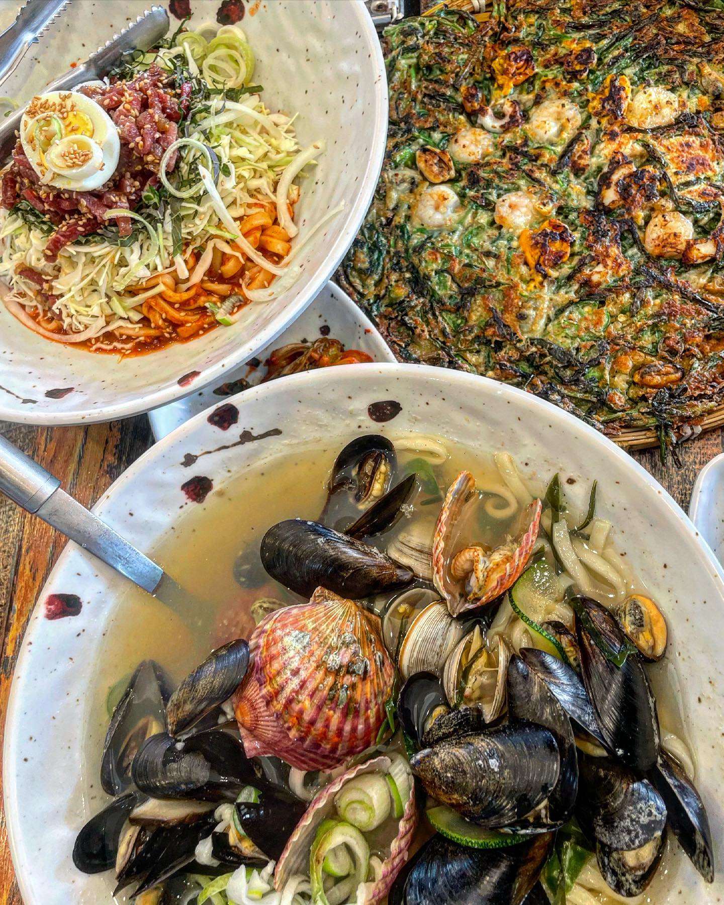📍나사리식당 광안점 (부산 수영구 광안로61번길 60 3층)

해물이 왕창 들어가 있는 해물왕칼국수 ❤️ , 육회비빔칼국수 .. 해물부추전까지 🤤💦 여러분들두 밥 잘 먹고 다니시져 ?!!!!!! 

부산 광안리에 위치해있어서 바다보면서 먹을 수도 있어요 ! 눈도 황홀 입도 황홀 ,, 그치만 저희는 빨리 먹기위해 창문쪽 웨이팅 따위는 버렸다는 😂

#해물칼국수 #해물왕칼국수 #해물 #부산해물 #부산맛집 #부산광안리맛집 #부산광안리 #광안리 #광안대교 #busan #instagood #맛스타 #맛집 #맛스타그램 #육회 #부추전 #해물 #해물부추전 #좋반