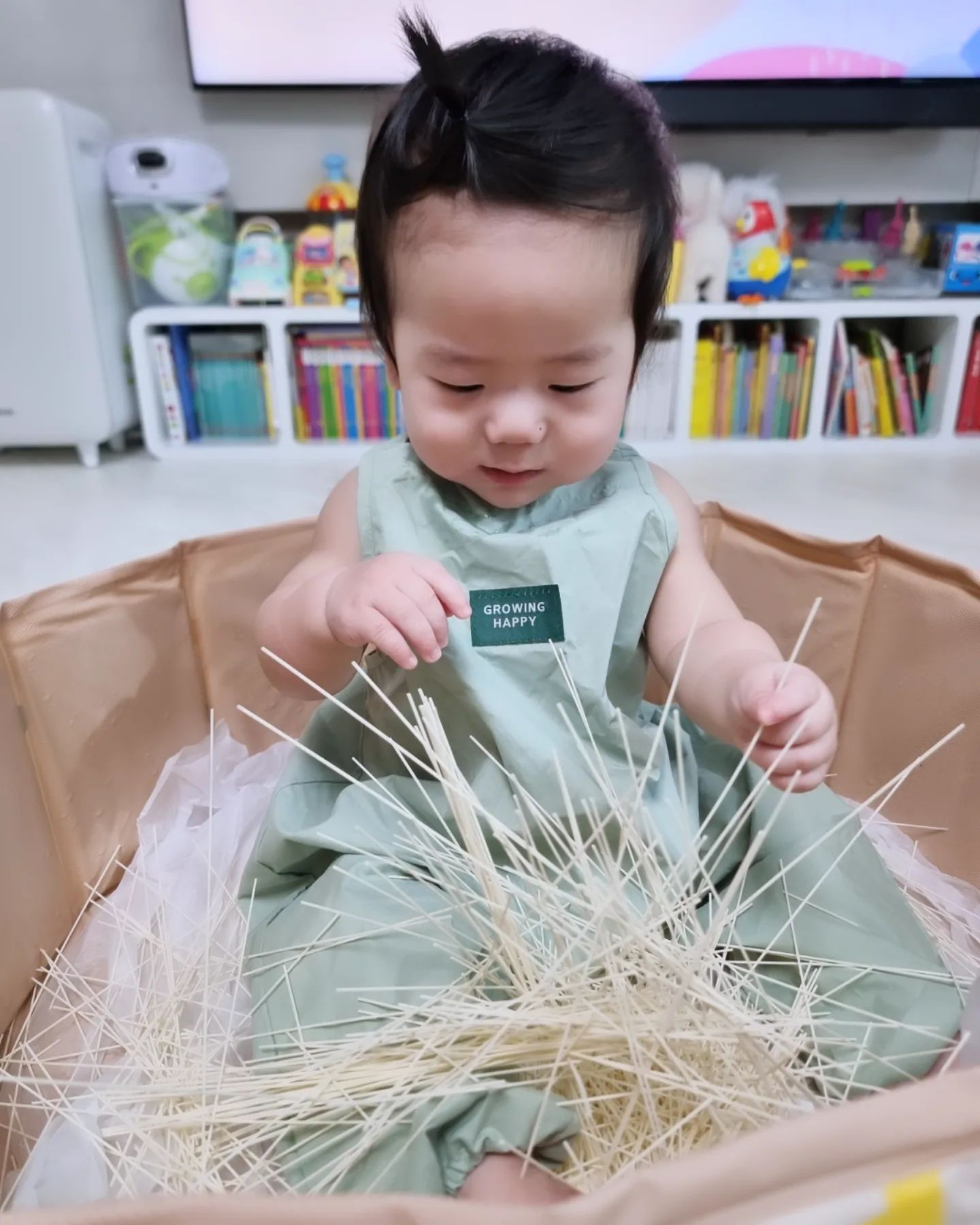 비니♡+340(11개월 10일) 24.02.27
엄마표 홈문센 - 국수놀이

오랜만에 오감놀이 국수!
국수 느낌도 느끼고 맛도 보고 톡톡 부러트러보기도
삶아서도 탐색해보기
삶기 전에는 잘 가지고 놀았는데 후에는 울음바다😂
혼자 놀 때에는 큰 관심없다가 누나가 하니 관심 가득!
결국 또 같이 놀았다

#오늘아님⚠️ #오감놀이 #홈문센 #오감놀이 #우남매근황 #일상기록 #육아일기 #육아기록 #흰쥐띠아기🐭 #흑토끼아기🐰 #남매맘 #육아소통좋아요 #성장기록 #11개월아기 #40개월아기 #육아난이도상승 #오늘은뭐하고놀지 #도치맘🦔 #ootd #우남매👫 #천방지축사고뭉치 #패션왕 #개구쟁이 #lookbook