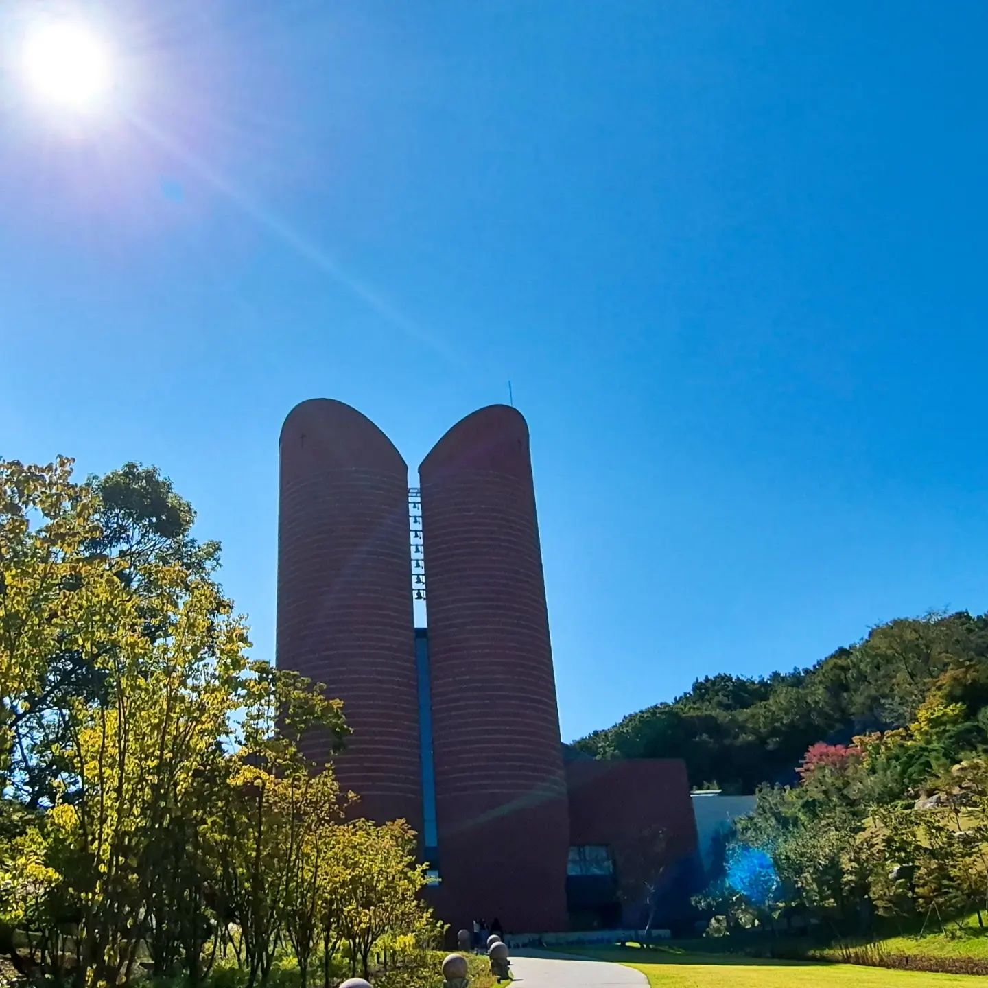 #240928 #남양나들이
#화성가볼만한곳

#남양 #성모성지
#마리오보타 가 설계한 대성당인 성모성지
#화성8경 중 하나이며 30년이상 가꿔진 숲길과
순례지여서 비신자들도 갈 수 있는데
화창하고 맑은날씨 덕분에 더없이 예뻤던곳💚
시간맞춰서 미사도 잠깐 구경함👀
자연과 어우러진 성당이 진쨔 너모너모 멋졌다,,♡

#화성맛집 #남양맛집 #모이세이모네칼국수
성모성지 바로 근처에 있길래 갔는데
칼국수와 돈까스가 짱맛집,,,!
특히 #얼큰이칼국수 는 먹으면 먹을수록
매운탕 먹는거 같은 느낌이었는데 해장으로도 딱이게쒀

#화성카페 #남양카페 #카페섹션
섹션 A,B,C의 분위기가 다 달랐는데
힙하고 다크한 느낌의 섹션A와 초록함이 포인트인 섹션B, 밤에 볼 수 있는 조명가득한 섹션C !!
그리고 시그니처 크림라떼가 참 맛있었다징🖤

날씨까지 좋았던 덕분에 오랫만에 남양나들이 재밌었음❣️❣️