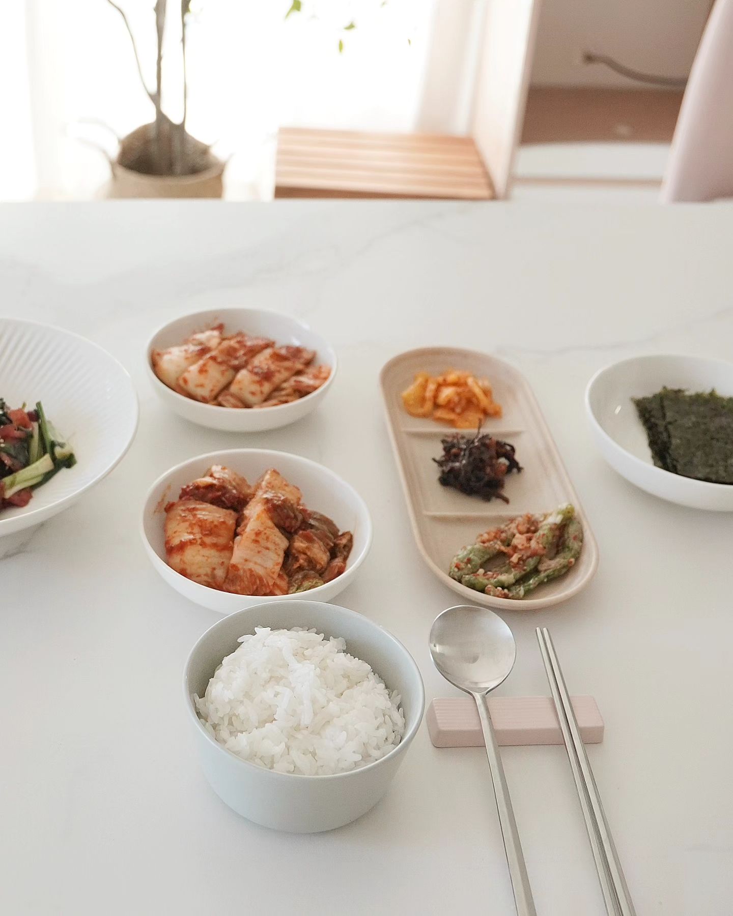 #협찬 매운김치를 좋아해서 종종 사먹는데
원재료부터 달라 진짜 맛있는 김치를
맛봤네요~!ㅋ

화산처럼 강렬하고! 중독성 강한!
장동민의 더 매운 김치인데요🔥
겉절이와 배추김치 두가지 다 핫한
매운맛!!

국내산 재료를 사용하고, 신선하고 아삭한
국내산 배추를 상하지 않고 깨끗하게 세척해
손질해 더욱 아삭한 식감을 즐길 수 있어요!!

매운 맛의 진수를 보여주는 레드스푼
매운 김치 2단계 매운맛의 핵심인
빛깔 고운 2가지 고춧가루로 뒷맛도
텁텁하지 않은 깔끔한 매운맛이에요

매운거 좋아하시는 분들은 꼭 드셔 보세요😊

allbox.kr
#레드스푼 #장동민레드스푼 #김치 #장동민김치 #포기김치 #매운김치 #반찬스타그램 #김장 #겉절이 #김치맛집 #실비김치 #화산김치