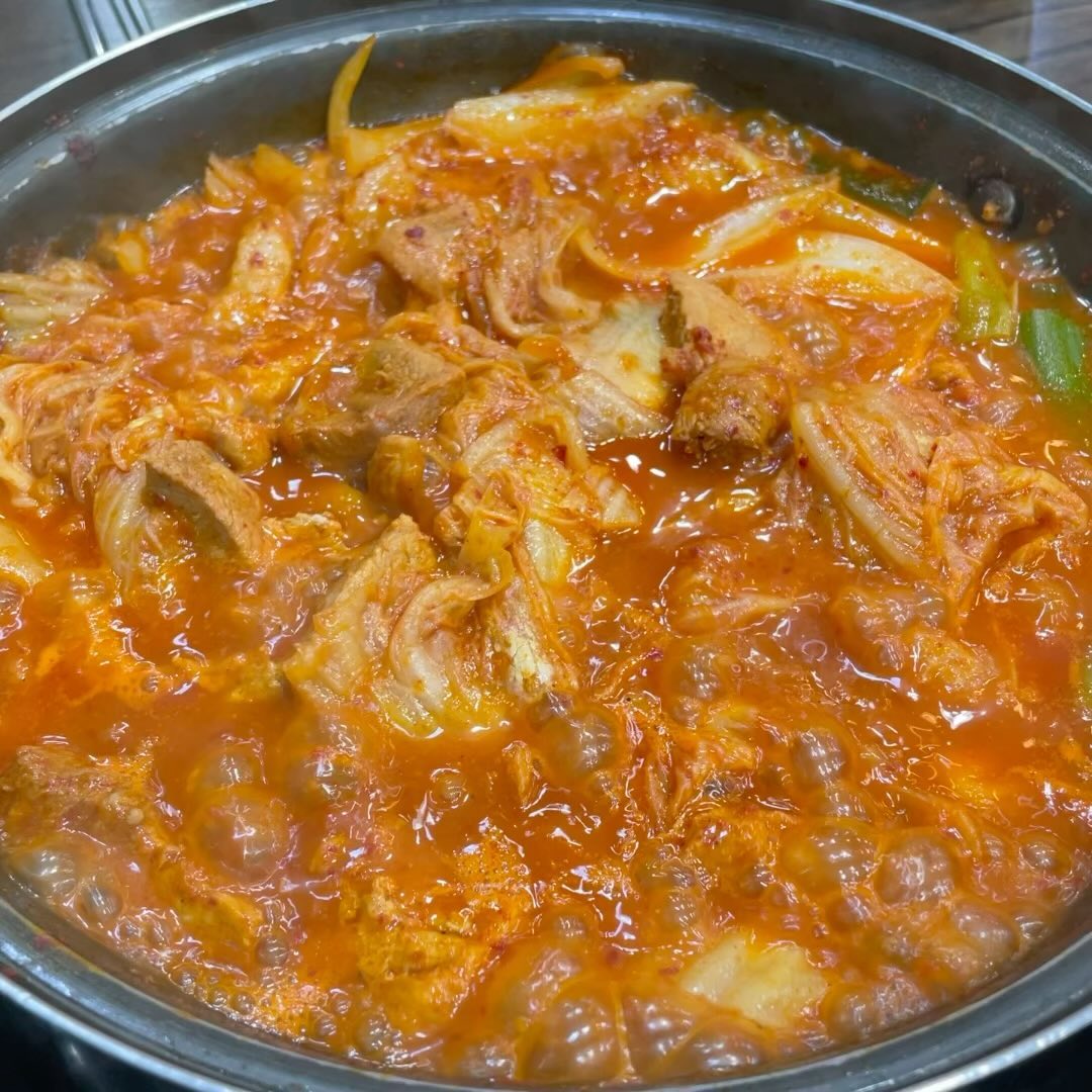 #협찬
📍우묵배미 신림점
📍서울 관악구 남부순환로 1540
⠀
신림동 오래된 김치찌개 맛집 ”우묵배미 신림점“
한 번도 안 가본 사람은 있어도, 한 번만 가본
사람은 없다는 신림동짜글이 동네찐맛집👍

양도 푸짐하고 칼칼한 김찌찌개는 자꾸자꾸
손이 가는 중독성 깊은 맛! 무려 100석의 넓은
규모로 단체회식, 단체모임 가능한 신림동 맛집❣️
(+10명 이상 예약단체는 소주가 1병에 3,000원)

아래 링크에서 밀키트도 구매할 수 있어요👇👇
https://smartstore.naver.com/umukbaemi/products/9408239048

#신림동맛집 #신림동김치찌개 #신림동짜글이 #신림동돼지찌개 #먹스타그램 #신림맛집 #신림김치찌개 #신림술집 #신림밥집