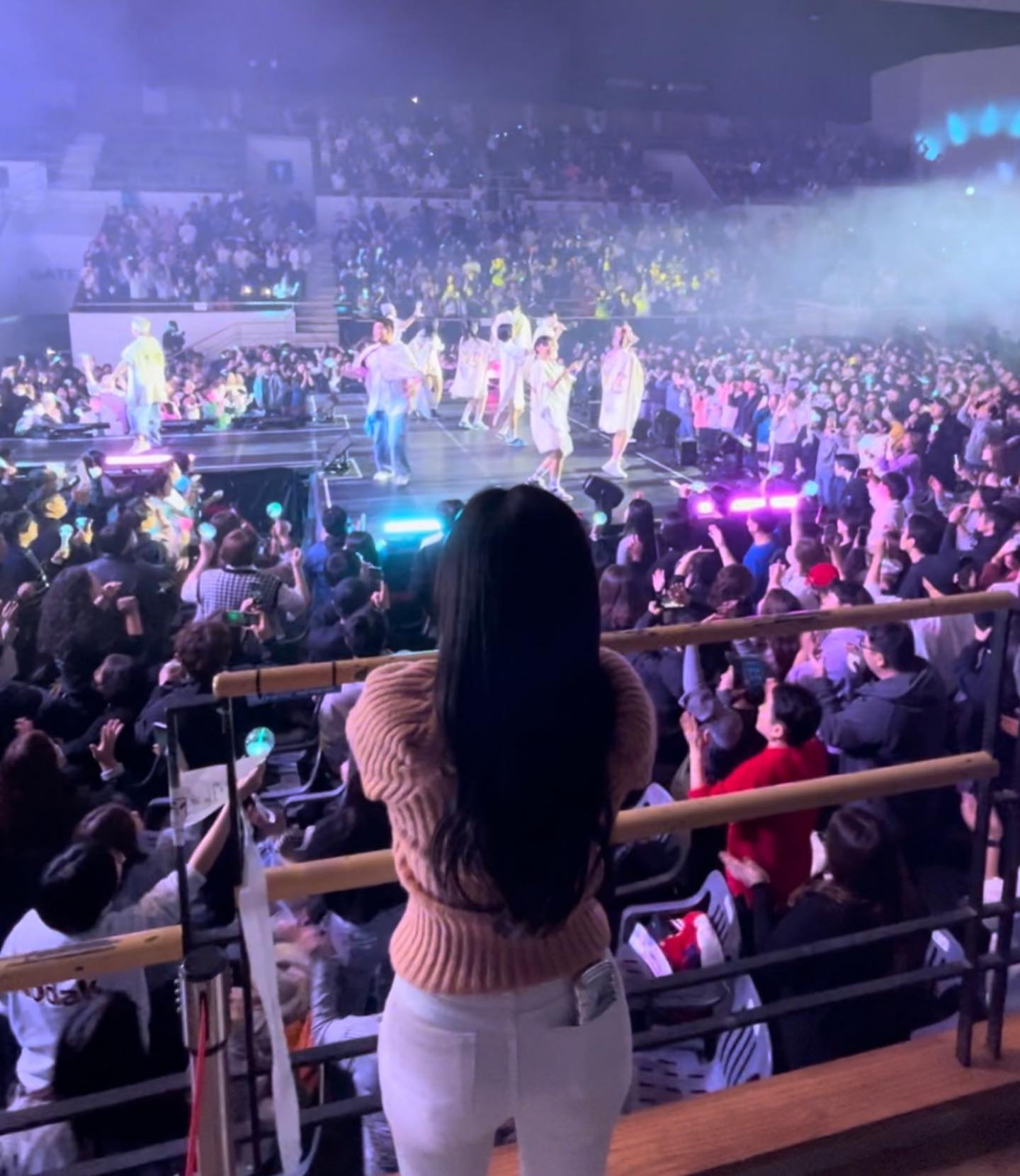 체력이 짱짱하면 가서 또 놀고싶구냥🎵🖤
어쩌다보니 vip석 !!! 옆좌석  신지언니부모님💕
옆옆옆 좌석은 게스트 가수분들  넘 잼있오 

언니가 인사해죠따 후후후💕
넘 좋은 자리 아니게또요?
또가야지✨ 
스트레스풀기 딱좋은 콘서트

#콘서트 
#코요태
#이솔로몬
#나윤권
shinji_jidaeng