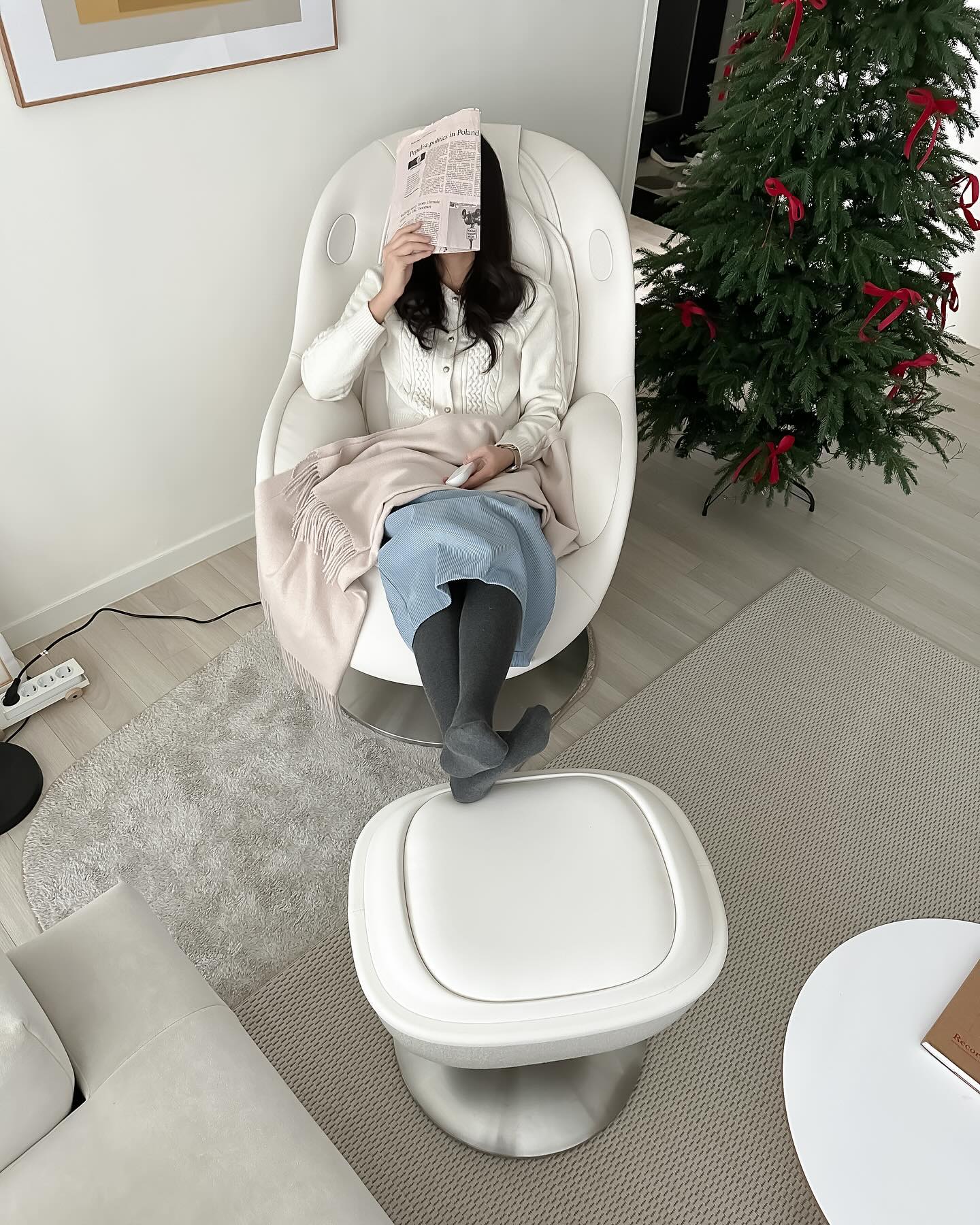 #제품무상제공 by #LG전자 lgelectronics_kr 

어느 순간부터 마사지 받지 않아도 자연스럽게 LG힐링미 오브제컬렉션 아르테 안마의자에 앉아 핸드폰도 보고, 음악도 듣고 하는데요.

부드럽게 눕혀지는 리클라이닝 기능으로 발 받침대까지 함께 사용하면 편안한 휴식공간이 완성되요.

하체피로감을 많이 느끼는 편이라 이렇게앉아있기만 해도 아늑하고 소파보다 편안하거든요.

우리집 꼬맹이들은 종종요기에 앉아 내장된 저전력 블루투스 스피커를 이용해 영상을 보더라구요~
심플한 디자인의 히든 스피커가 내장되어 안마 받으며 음악을 들을 수도 있고, 영상을 볼 때도 빵빵하게 소리를 들을 수도 있어서 힐링 그 자체죠?

그리고 개인적으로 마음에드는 건!
제가 추위를 많이 타는 스타일인데 LG 아르테 안마의자에서 안마 받을 때 허리부분의 온열시트를 사용해 안마와 함께 이용하면 따듯하니 몸이 더 이완되는 느낌이라 노곤노곤해지더라구요.

깔끔한 탈부착이 가능한 슬림한 디자인의 리모컨은 무선이라 사용하기에도 편리하고, 탈부착스타일이라 잃어 버리지 않고 보관할 수 있어요.

오브제 컬러에 패브릭 패턴으로 트렌디하고, 더 코지한공간이 완성되는 예쁜 안마의자라 더욱 잘 쓰고 있는 것 같아요.

5dB로 수면에 영향을 주지 않는 저소음이라 귀가예민한 저에겐 더욱 맞춤이었던안마의자아니어나 싶네요 ㅎㅎ

제 조그마한 걱정이어다면, 안마의자 청소나 관리는 어떻게 관리해주나 싶었는데요!

LG 아르테 안마의자는 일반 렌탈과는 달리 가죽교체와, 틈새클리닝과, 제품 케어까지 된다니 고민되던 부분을 다 케어해주니 걱정 없조?

*제품 성능 및자사 시험치에 대한 상세 내용은 LGE.COM홈페이지 참조

#안마의자 #안마의자추천 #안마의자렌탈 #LG안마의자 #엘지안마의자 #마사지의자 #엘지아르테 #LG아르테 #힐링미아르테 #LG힐링미 #힐링미안마의자 #오브제안마의자 #오브제컬렉션안마의자 #가구형안마의자 #라운지체어 #인테리어안마의자 #인테리어필수템 #필수가전템 #가전제품 #거실가전