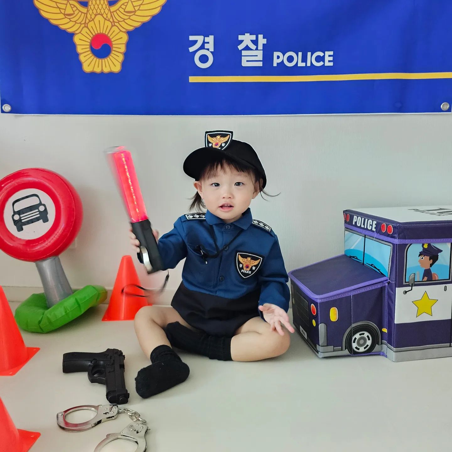 귀여운 올망졸망 경찰컨셉👮🏻‍♀️

소품 ,컨셉도 다양하게 있어서 기념일마다
귀여운 사진을 찍어줄수있어 좋더라구요!

아이데리고 나가서 사진 찍는게 정말힘든데 
집에서도 편하게 소품대여로 귀엽고
다양한 컨셉 사진촬영이 가능한 
올망졸망 셀프촬영으로 예쁜 사진을 남겨주세요💙
ㅤ

ㅤㅤ
ㅤㅤㅤ
ㅤ
ㅤ

 olmang.zulmang_bebe
ㅤ

ㅤㅤ
ㅤㅤㅤ
ㅤ
ㅤ

#올망졸망 #올망졸망셀프촬영  #아기셀프촬영 #아기소품대여 #돌소품대여 #소품대여 #셀프촬영 #200일촬영 #300일촬영 #400일촬영 #돌촬영#경찰컨셉 #아기경찰컨셉 #올망졸망경찰컨셉