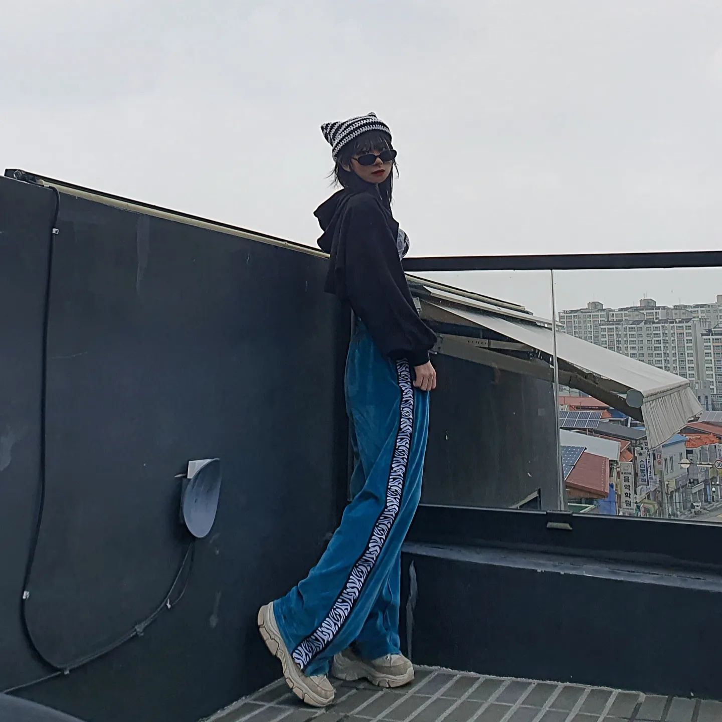 #협찬 tonsil_wear modii_app_official
이 날 제일 힙쟁이로 만들어준 그것은?
⠀
👖Tonsil_Velour Track Pants Zebra Side Stripe_GREEN
⠀
오랜만에 예쁜 바지로 애옹이 컨셉 코디해봤습니다
얼룩말 프린팅 사이드 스트랩 되어있어 더 눈길 가는 바지,,
그래서 맞춤형으로 동물프린팅 말....이지만 고양이! 하고 애옹쓰 컨셉 코디입니다(무한억지)
⠀
저는 '톤슬' 브랜드를 처음 들어봤는데 신생 브랜드로 YOURH! 젊음을 담은 브랜드입니다.
거칠고 불완전함, 그자체의 아름다움이 톤슬디자인에 담겨있어요.
⠀
제가 입은 바지도 재질은 부드럽지만, 색감 명도 차이로 더 힙하고 멋있는 분위기 연출할 수 있었어요.
바지 통이 너무 넓지 않고, 사이드 스트랩 덕분에 저는 사실 160도 안되는 키지만..ㅎ 충분히 길어보이는 것 같아요! 심지어 로우라이즈로 내려입었는데도 말이죠😏
⠀
핏, 디자인, 분위기, 편함까지 다 챙길 수 있는 톤슬 트랙팬츠 다른 분들의 코디도 보고싶네요😊
⠀
 '모디' 라는 패션앱을 통해 협찬제안받았습니다.
⠀
#톤슬 #톤슬웨어 #tonsil #스트릿캐주얼 #유니크 #모디 #여자스트릿 #캐트릿 #OOTD #트레이닝바지
⠀