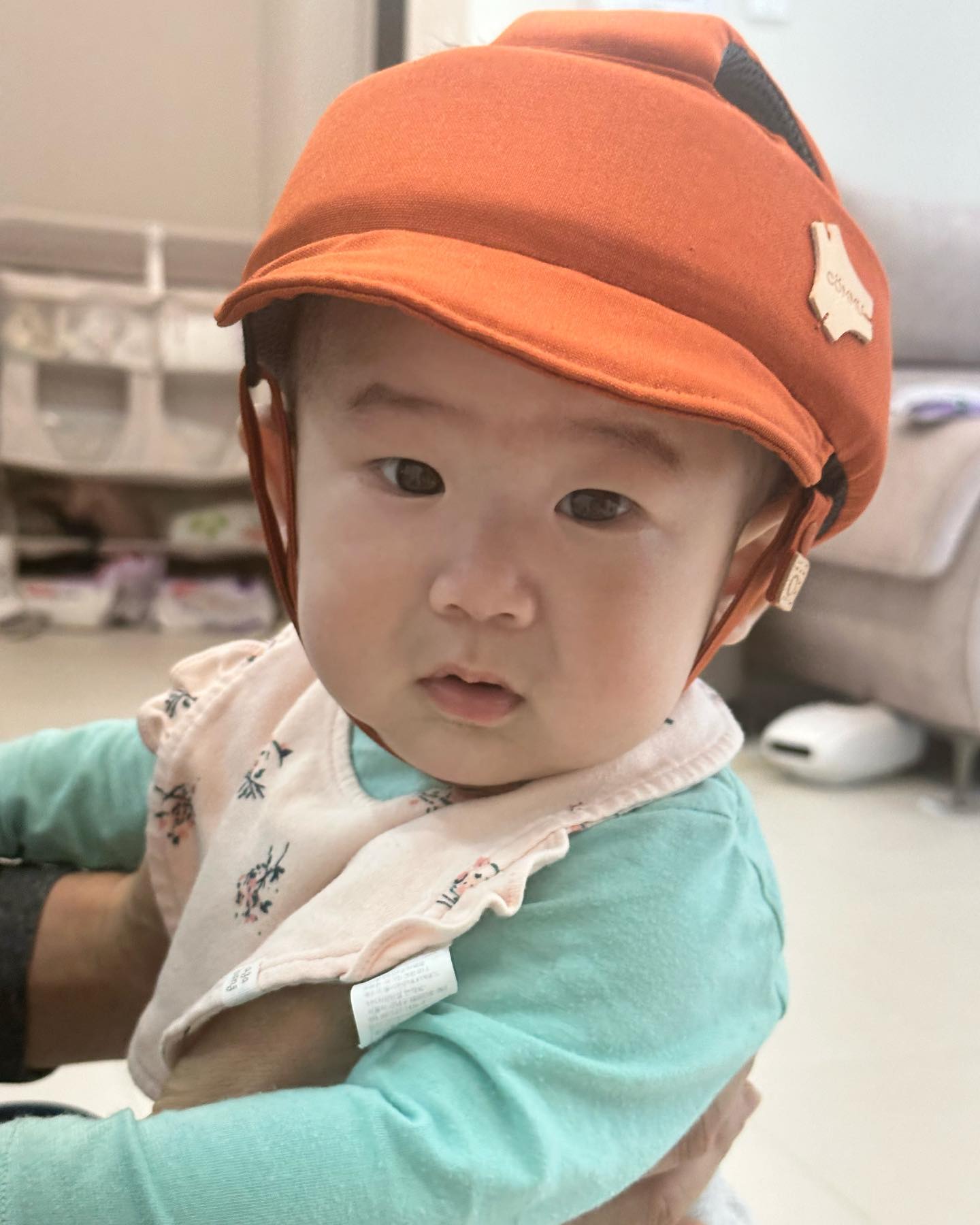 👶🏻 인생189, 190일차 : 외할비 생일

호랑이친구들이랑 공구했던 #꼬뮤헬멧 이 도착했어요!! 
가벼운데 씌우고 벗기기도 넘 편한 헬멧인듯해요
뚜호는 주황색으로 골랐는데 어울리나요♥（ﾉ´∀`）

정리할겸 어제 이마트 가서 구매한 여름꼬까옷들도 다시 
한번 꺼내보구요~ 제가 노랑이를 좋아하나봐요.. 
옷들이 거짐 노란색인듯ㅋㅋㅋㅋㅋㅋㅋ

그리구 담날은 할비 생일겸 송해공원쪽으로 드라이브 
갔다가 소고기도 먹었어요. 불판있는 외식은 Hell
그래도 생일축하해에에에~ 선물은 뚜호야◡̈ ༘ *

헬멧줄겸 한결이도 불러서 재빠르게 구경하고 예쁜 
튤립구경까지!! 몹시 알찬하루😋