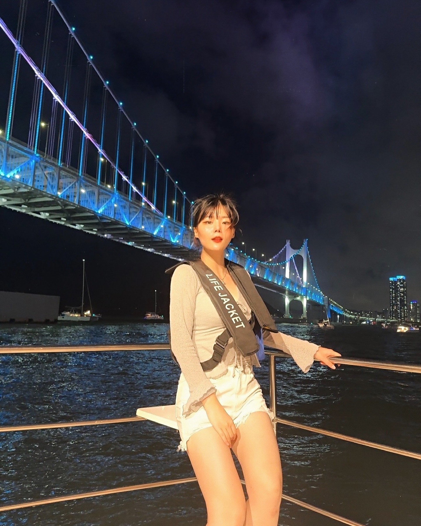 진짜 부산가면 요트 꼭타셈 극락체험임 🛥️

폭죽쇼에 클럽노래도 틀어주고 경치 구경도 하고

이쁜 사진도 건지고...여름이었다..(´∀｀*)

#부산 #부산여행추천 #부산핫플 #부산놀거리 #해운대핫플 #광안대교 #광안대교야경 #요트투어 #요트체험 #바다뷰 #여행기록 #여름휴가추천 #ootd #selfie #fyp #좋반 #맞팔선팔 #소통환영