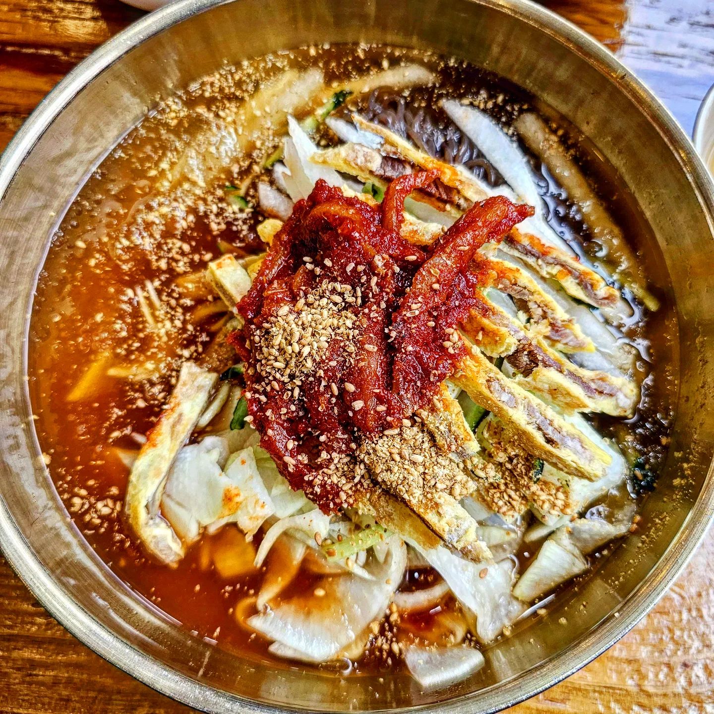 속까지 양념이 아주 잘 스며든 황태포와 쫄깃한 면발, 고소한 육전, 입에 달라붙는 육수가 모두 함께 더해지니 이거 완전 감칠맛 터짐 수준이다.
.
진주냉면 하면 떠오르는 삼대장 중 한 곳인 황포냉면이다. 항상 웨이팅이 즐비하는 곳이지만 다행히도 웨이팅 없이 입장했다. 
.
특미 냉면은 비빔냉면과 물냉면이 합해진 느낌에 황태포가 올라가는데 이 황태포 보통이 아니다. 짜지 않고 녹진한 양념 맛에 쫄깃한 식감까지 더해져 냉면의 감칠맛을 한층 더 높은 곳까지 올려놨다.
면발이 굉장히 쫄깃하고 육수의 감칠맛도 좋은 편이다.
.
전체적으로 보면 육수와 육전은 다른 냉면집과 별 차이가 없지만 황태포의 감칠맛이 이 냉면을 다시 쳐다보게 만든다. 
감칠맛을 좋아하신다면 방문해보기를 추천드린다.
.
.
.
❗️특미냉면 12,000원
❗️경남 진주시 호탄길34번길 10, 황포냉면
❗️영업시간: 10:00~15:00 (라스트오더 14:00)
❗️주차가능

#진주 #진주맛집 #진주냉면 #황포냉면 #호탄동 #호탄동맛집 #냉면 #냉면맛집 #경남 #먹방 #먹스타 #먹스타그램 #먹방투어 #먹방스타그램 #맛스타그램 #맛집추천 #맛집투어 #맛집 #음식스타그램 
#쩡테이스티 #쩡테이스티_진주