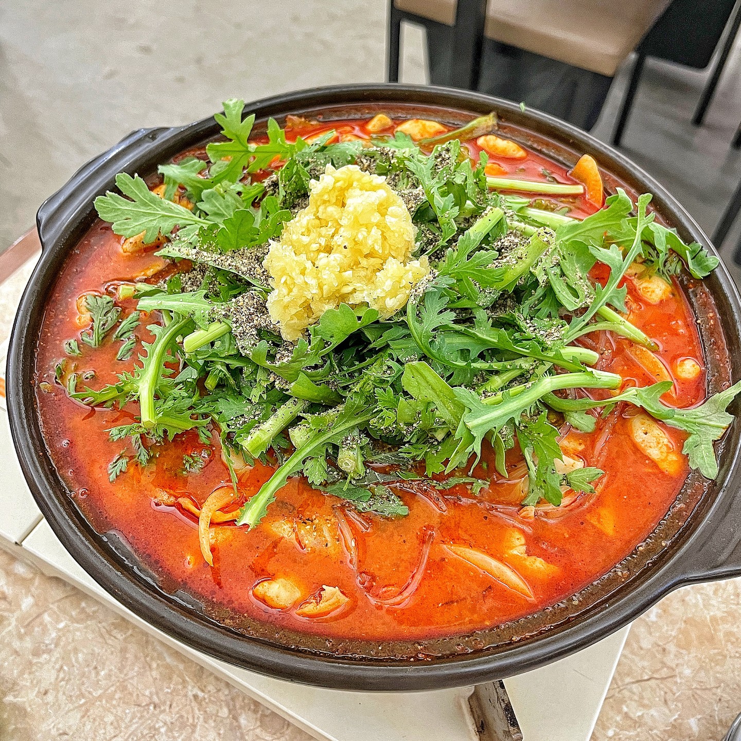 신설동 돼지 곱창전골 맛집 #동신 ❤

여러 해 동안 친구들과 함께한 추억, 그리움을 담아낸 동신 초등학교 30년 지기의 작품~ 돼지 곱창전골 전문점 👍

#곱창전골 비주얼이 제가 좋아하는 쑥갓이랑 다진 마늘이 올라가 있어서 최고더라고요 😙💕

전골에 곱창이 얼마나 많이 들어갔는지~ 사방팔방이 다 곱창이더라고요 😆

잡내가 안 나고 쫄깃쫄깃~ 탱탱한 식감 GOOD👍
양 많고 배불렀지만, 무한리필인 라면 사리 포기못하쥬 🤗

진하고 묵직한 국물에 끓인 라면사리
양념 쏙쏙 배어서 맛도리! 호로록~ 먹어주면 얼마나 맛있게요 🤭

마지막 피날레는 k-디저트인 볶음밥
여기는 셀프 볶음밥이라 큰 대접에 가져다주시는데, 갖다주면 직접 볶아서 먹으면 된답니다 :)

양이 정말 많고 푸짐한 #돼지곱창전골 찾으신다면 동신으로 GOGO💨

#신설동맛집 #신설동역맛집 #돼지곱창전골맛집 #곱창전골맛집 

🔴 동신
📌 서울 종로구 보문로1길 6 1층
☎️ 0507-1476-0461
⏰ 매일 11:30 - 22:00 L.O 21:30

📋
곱창전골 中 (37,000)
셀프볶음밥 (2,000)