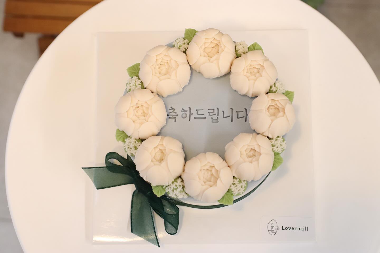 #러버밀

▫️아빠 생신 앙금플라워 떡케이크🥳
▫️1호 백설기(기본)
▫️축하드립니다 레터링 서비스💜
▫️색감 + 앙금플라워 너무 마음에 듦
▫️가족 모두 입을 모아 칭찬🤭
▫️ 자세한 내용은 블로그에 기록했어요 :)

🗺️ 경기도 고양시 덕양구 무원로36번길 46 1층 110호
⏰ 영업시간 : 인스타로 확인 (유동적)
📞매장전화 : 070-4513-4801

#러브밀 #일산레터링케이크 #일산떡케이크 #일산도라지정과 #답례품 #일산앙금플라워떡케이크 #생신떡케이크 #쌀케이크 #영양오븐찰떡 #보틀설기 #예쁜떡케이크 #맛있는떡케이크 #특별한떡케이크 #졸업축하 #합격축하 #취업축하 #스승의날 #어버이날