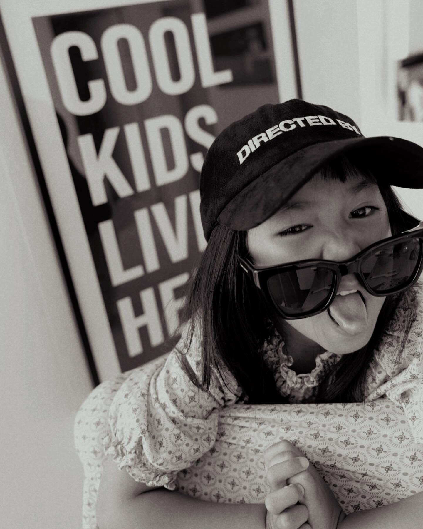 오늘은 일요일. 
미국에서 온 조카랑 둘이 교보문고에 다녀왔다. 
어쩌면 별것도 아니지만, 오늘의 이 작고 사랑스러운, 내 손을 꼭 잡고 토끼처럼 따라오는 이만큼의 작고 귀여운 모습은 오늘이 마지막이겠지. 
내일은 더 많이 자라있을 테니까. 
같이 앉아서 책도 읽고, 엘리하이 아줌마에게 붙잡혀서 풍선도 받았는데, 
“제 조카가 곧 미국에 가야 해서요..🥲 풍선만 받아가서 죄송해요.” 
죄송한 맘에 고개도 숙이고. 둘이 천하장사 소세지 사서 돌아오는 차 안에서 까먹고. 나는 이런 사소한 순간들을 사랑한다. 어쩌면, 이런 작고 예쁜 순간들을 위해 매 순간 최선을 다해 사는 걸지도 모른다.
유하가 미국으로 돌아갈 날이 하루하루 줄어든다.
1분 1초가 바쁘고 소중한 매일이다🥲😭😔 (생각하면 눈물만 난다😂)
