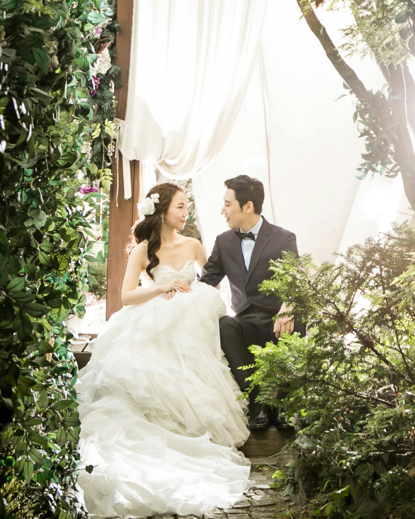 💗벌써 결혼한지 8년차💕
만난지 한달만에 상견례와 결혼날짜 잡고
1년을 연애 겸 결혼준비하고 결혼했었죠😍

아직도 설렘가득💕
정말 8년간의 결혼생활이 순식간에 간 느낌이네요

좋은인연 좋은배우자 만나고싶으신게 
모두의 소망일거예요 중요하잖아요

이 사람아니면 다시는 
이런사람 못만날거같다 싶으면
절대 놓치지마세요!

연애중 혹은 썸타는 중이라면 절대 밀당하지마세요🤗
내맘에 솔직한게 최고랍니다

솔직하게 고백도 하고 좋은 만남 갖으시면
분명 원하시는 분과 결혼하실거예요❤️

그리고 살면서 가장 중요한 걸 꼽으라면 
솔직함과 신뢰인거같아요💗
이것만 지켜지면 행복은 평생갈거예요💕

그럼 좋은 인연과 연말 행복하게 
보내시고 항상 행복하세요🫶🏻

#해피웨딩#결혼생활#좋은인연#해피연말