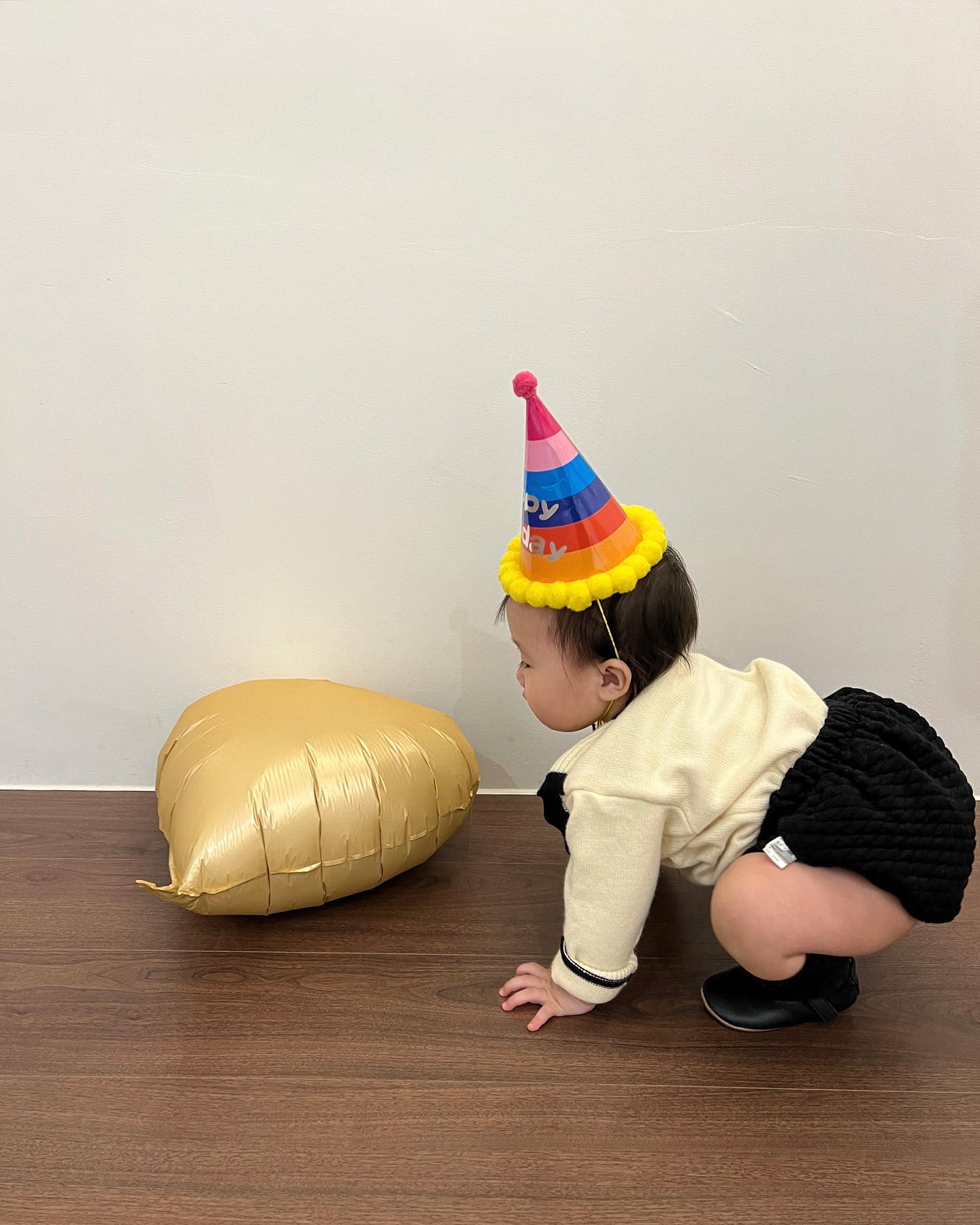 정하야니 모음집 🎞️

400일 (+7) 순식간 .. 
귀여운건 넘치고도 넘치는데 개수 제한 ㅜㅡㅜ
시간이 어떻게 흘러갔는지 모를 정도로 순식간이었고
물론 힘든 순간도 너무 많았지만 그 힘든순간을 이겨낼만큼
행복감이 더 컸다는거 ..! 울 하얀이가 그 행복을 줬다는거 !
처음이라 뭐든 항상 부족했지만 그런 우리를 이해해주고
조건없이 사랑해주는 우리 하야이 .. 🧸 
아주 많이 소중하고 사롱해 건강하게만 커주세오 🩶