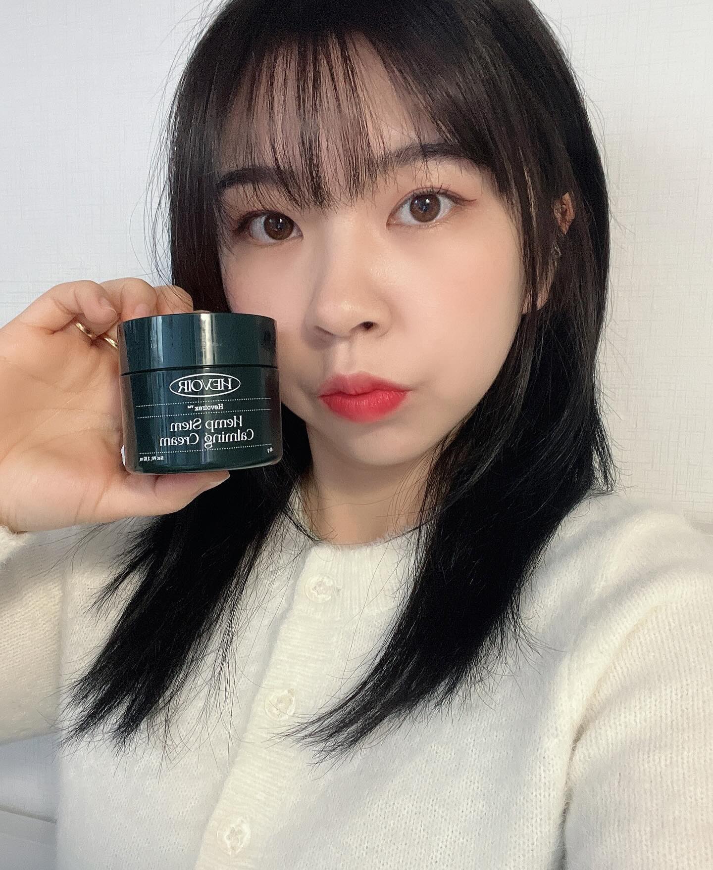 #협찬 hevoir_official
뉴오리진🌱헤브아 헴프스템 카밍크림💚

요즘 바람이 엄청 많이 불어서 피부가 건조해지고 큰 일교차 때문에 열이 올랐다 내렸다 하면서 피부가 많이 민감해졌어요ㅠㅠ

뉴오리진의 헤브아 헴프스템 카밍크림은 수분, 진정, 탄력, 모공까지 케어해 줄 수 있는 제품이에요!
헤브아렉스는 피부진정 특허원료 헴프추출물이에요~
헴프의 씨앗 뿐만 아니라 줄기와 뿌리까지 사용한 제품이라 진정효과가 더 뛰어나다고 합니당!
헤브아크림은 94%가 자연유래 성분이라 안심하고 사용할 수 있고 헴프스템워터를 50%까지 채워서 진정효과 더더욱 좋아요!

그리고 코와 코 주변 모공이 늘 스트레스였는데 헤브아 카밍크림은 모공까지 케어해준다고해서 꾸준히 사용하고 있어용!!
넓어진 모공을 조여주고, 수분까지 채워주니까 탄력도 당연히 좋아지겠죠~?!
그렇다고 무겁고 끈적거리지 않고 피부에 촥 달라붙는 촉촉한 느낌이라서 좋아요 ㅎㅎ

예민하고 건조한 피부에 너무 좋은 헤브아 헴프스템 카밍크림💚

#뉴오리진 #헤브아 #헤브아렉스 #대마 #대마크림 #헴프크림 #비밀초 #헴프케어 #헴프화장품 #대마화장품 #헴프 #햄프 #hemp #진정크림 #수분크림 #탄력크림 #크림추천 #겨울크림 #모공크림