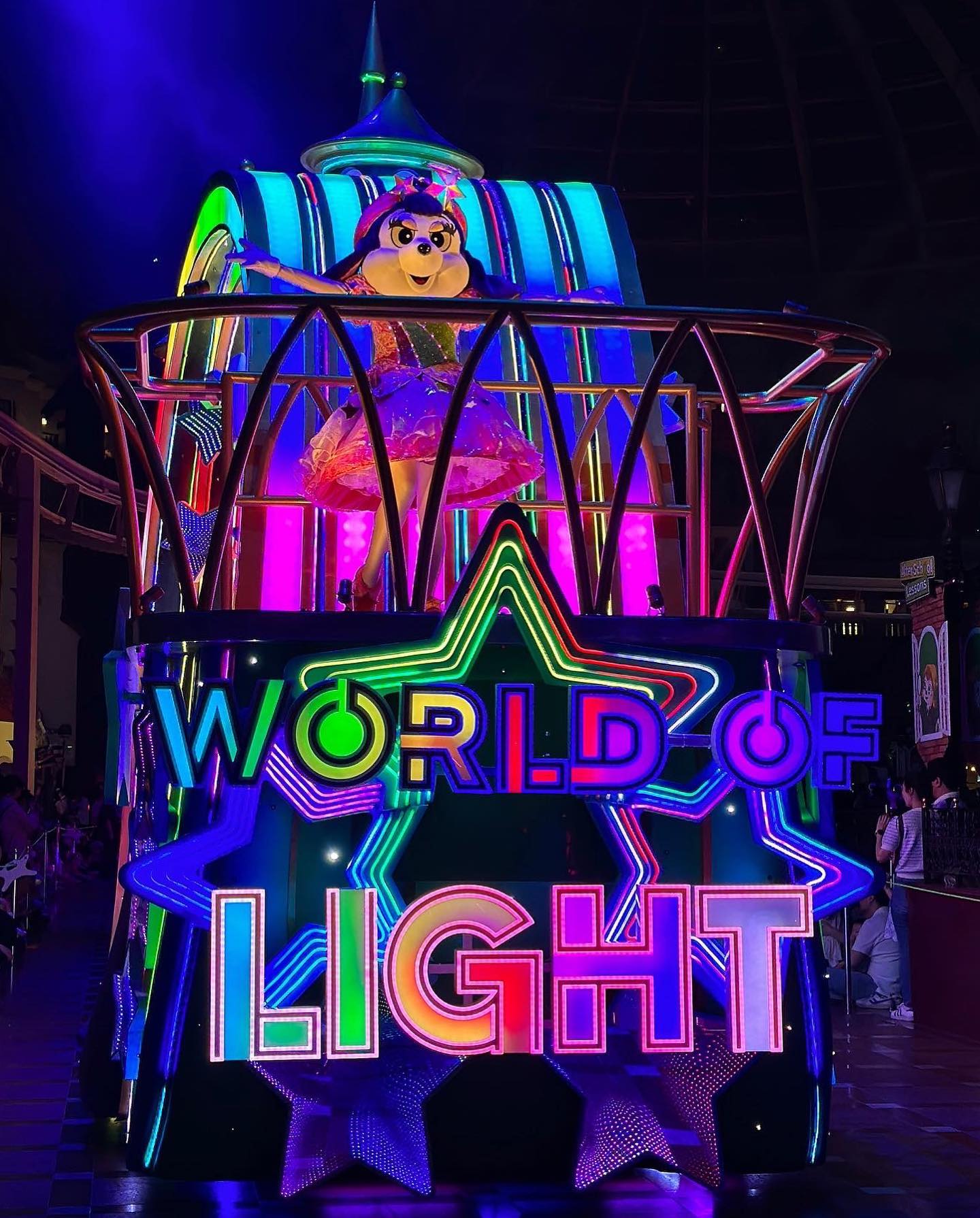#광고 happylotteworld 

🩷올해 35주년을 맞이한 롯데월드에서 
새롭게 시작된 퍼레이드 즐기고 왔어요🩷

35주년 퍼레이드 <World Of Light> 
전세계 빛이 모여 롯데월드 35주년을 축하하는 빛의 퍼레이드예요. 로티로리와 함께 즐기는 파티를 컨셉으로 지금까지 볼 수 없었던 역대급 판타지 퍼레이드를 준비했어요. 신나는 음악과 각각의 상징색을 보유한 퍼레이드의 등장으로 입 벌리고 관람했네요 ｡ﾟ(ﾟ´ω`ﾟ)ﾟ｡
✔️매일 오후 8시(1일 1회), 어드벤처 1등 퍼레이드 코스

35주년 맵핑쇼 <Luminous Memories of the Magical World> 
로티로리와 함께한 35년간의 모험을 매직캐슬을 스크린으로 생동감있는 맵핑쇼가 있어요. 반짝 반짝 화려하게 빛나는데 너무 예뻐서 한순간도 놓치고 싶지 않더라고요! 
✔️매일 20:40 1회, 매직아일랜드 매직캐슬

그 외에도 롯데월드 가시면 35주년을 기념하기 위한 행복과 사랑의 상징물 ’더 라이트 오브 더 하트‘와 신규 퍼레이드, 인터랙티브 포토존, 매직캐슬 맵핑쇼 등 다양한 공연이 있으니 놓치지 말고 꼭! 꼭! 관람해보세요. 롯데월드는 사랑입니다❣️

자세한 내용은 롯데월드 홈페이지를 참고하세요! 
#롯데월드 #롯데월드35주년 #lotteworld #worldoflight #롯데월드퍼레이드 #롯데월드신규퍼레이드 #월드오브라이트 #신규퍼레이드 #서울여행 #데이트 #봄축제 #서울가볼만한곳 #일상 #잠실데이트 #잠실가볼만한곳 #잠실놀거리 #아이와가볼만한곳