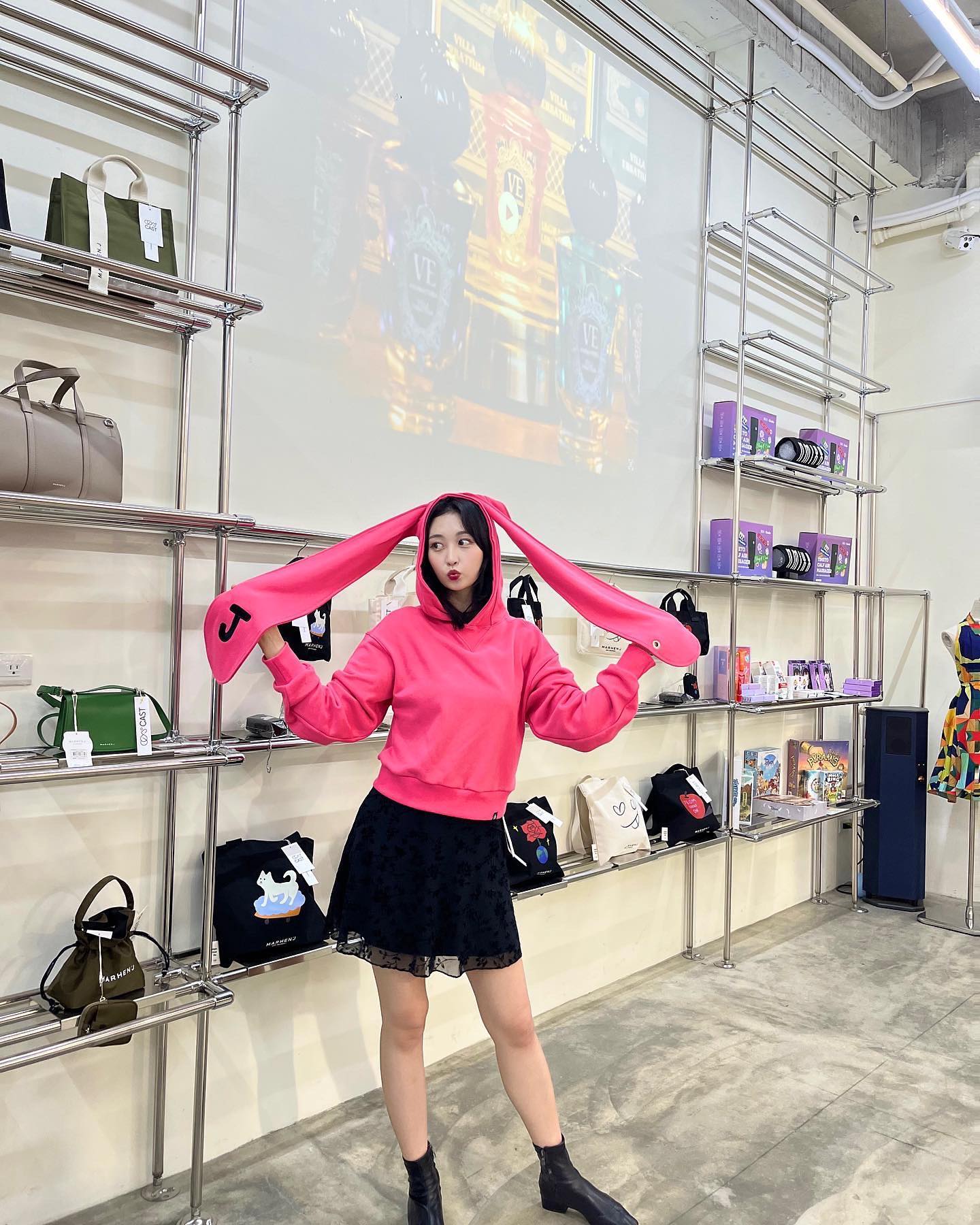 CAST POP-UP STORE 開幕活動終於在昨天順利開幕成功，
快閃店將從11/16開始進行為期一個月的營運，時間為11/16-12/15 11:00 ~ 19:00，如果有興趣的話都歡迎來逛逛~~
還有我現在穿的兔子連帽衫也是合作的商品，希望大家多多關注！ 兔子耳朵是亮點。 很可愛吧？

韓國大勢男團AB6IX這次身負重任，與韓國國際文化交流振興院攜手合作，透過「2023 CAST」齊力向台灣介紹韓中小企業，不但將帶來由團員們創意發想的限量聯名香水，更將搶先參加位於桃園【阜山聚落】的 CAST POP-UP STORE 快閃店開幕活動！

#CAST2023
#KOFICE
#cast
#hallyu
#koreanwave 
#한류ip
