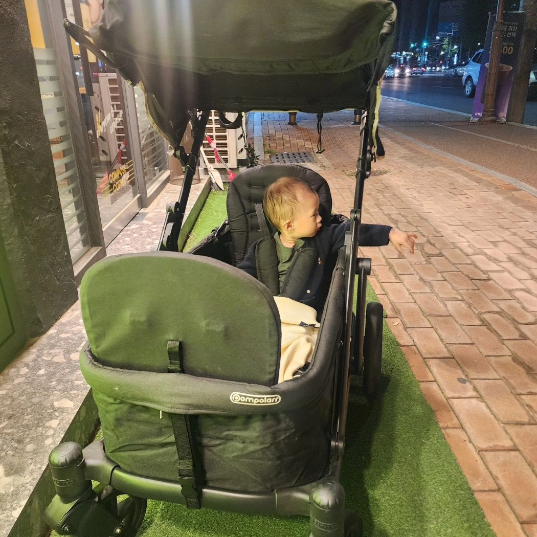 밤마실 춥다....
밤공기 10분 쐐고 다시 집으로
