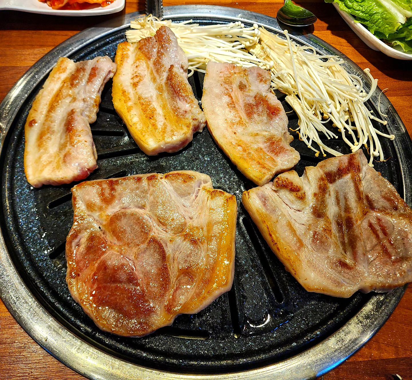 📌 숯불고기 무한리필 고기싸롱 증산역점

📍삼겹살
📍목살
📍양념고기
📍양념 갈매기살
📍껍데기
📍닭갈비

다른 무한리필집과는 다르게 고기 퀄리티도 얼마나 좋은지  육즙 가득 부드러운 고기들이에요😋
또 불판도 굽는 고기에 따라 코팅불판,석쇠불판으로 교체 해주신답니다!
숯불고기 무한리필 고기싸롱 추천!👍

🔎영업정보
연중무휴 11:30 ~  22:30
🚩서울 서대문구 증가로 246 1층