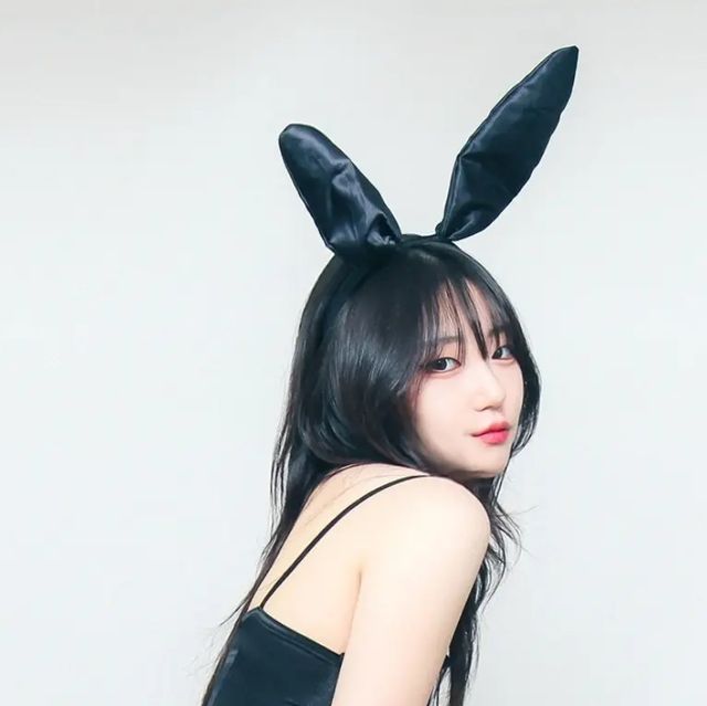 현지 on Instagram: "#광고 신촌에 새로 오픈한 셀프 사진관인데 몇 장을 찍든 원본 파일을 다 제공해줘서 진짜 좋은 듯 😆 무엇보다 혼자있는 공간이여서 자유롭고 편한 분위기가 진짜 좋은거