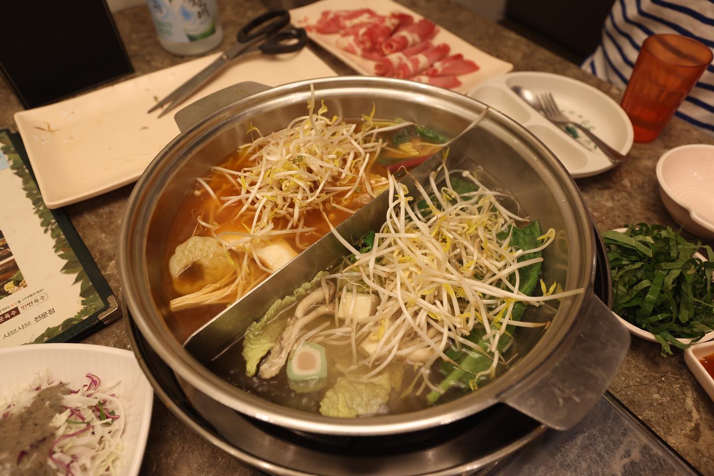 집 근처에 있는 샤브샤브집인데
매장에서 먹으니 확실히 더 맛있네요. 🤭
양도 많고 육수 리필도 되니 술안주로 최고인데
술 마시는 테이블이 저밖에 없어서 신기.
.
#샤브샤브맛집 #샤브향 #먹스타그램🍴