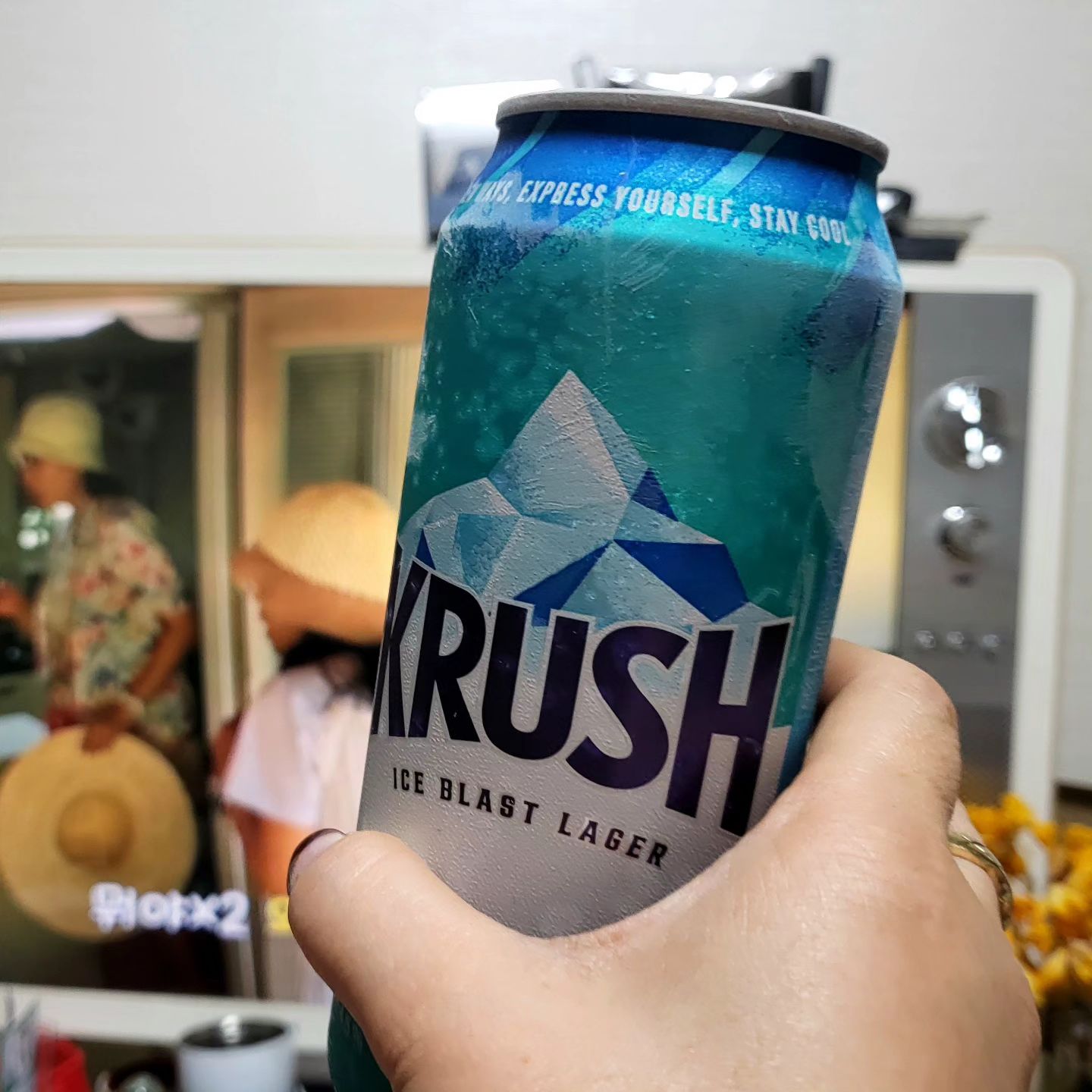 #제품협찬 #크러시 #KRUSH

요즘 즐겨보는 예능 프로그램 #언니네산지직송 에서 맨날 눈에 밟히던 #크러시맥주 이름부터 크러시 뭔가 시원함이 느껴지는 맥주다.

쿨한 라이프 스타일에 어울리는 시원 청량한 맛이라는데 그렇다면 바로 내가 먹어야지 않겠나 이마트로 바로 달려가서 냉큼 사보았다. 470ml 8개짜리 한 팩 12,900원이었나?

무엇보다 좋았던 건 목넘김이 너무 부드럽다. 그래서 이지 드링킹 맥주라고 하나보다 더운 여름 부담스럽지 않게 마시기 좋은 맥주라는 뜻이겠지. 😋  맛있는 안주와 페어링하기도 좋은 라거 계열 맥주인듯 💕

맥주만 마셔도 얼굴 빨개지는 사람들에게 강추합니다👍

* 지나친 음주는 뇌졸중,  기억력 손상이나 치매를 유발합니다. 임신 중 음주는 기형아 출생 위험을 높입니다.(음주경고)