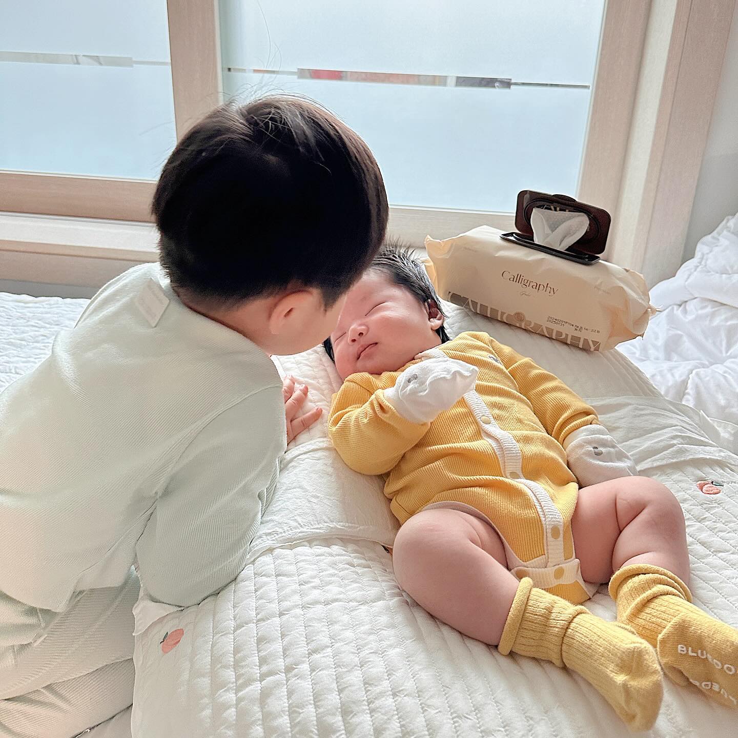 #일상
유겸이랑 처음 만난 날🤍
 
하율이도 아가인 걸 알아서 가까이서 보고, 토닥여주지만,
유겸이가 울면 도망가고, 유겸이 안으면 자기도 안아달라고 하는 우리 하율이 ◡̈ 갑자기 하율이가 짜증만 내길래 화냈다가 아차! 하고 물어보니, 온 가족이 유겸이에게만 관심을 가지니 속상했다는 하율이🥺
 
형아인 거 같으면서도 아직은 아가인 우리 하율이👶🏻
엄마가 잘 몰라줘서 미안해-!
 
 
그... 오해할까봐 남기는데 둘째 아닙니다😂
하율이 사촌동생입니다..!