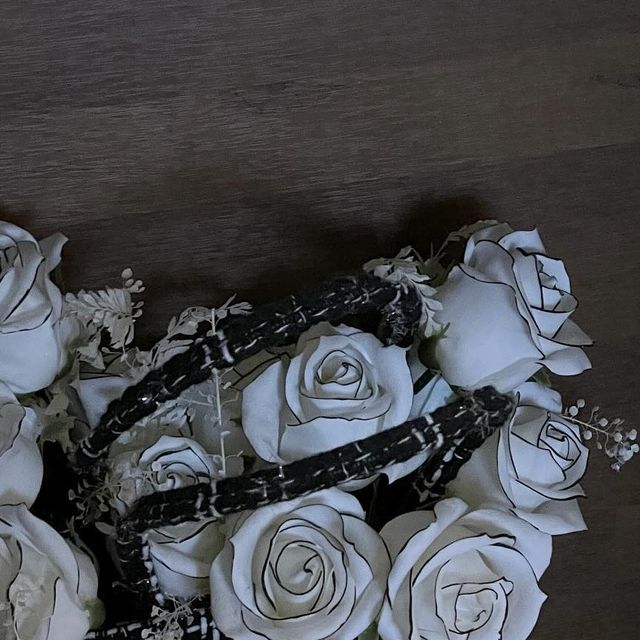소이 on Instagram: "#협찬 @blackhobby_official 내 향수 리스트 하나 블랙하비, 어두운 취미 내면 속 나의 취향 찾아주는 곳 🌿 이번 향은 앱노말로 이솝 테싯 향 ,, 흔하지 않은 특이한 향기로 가끔