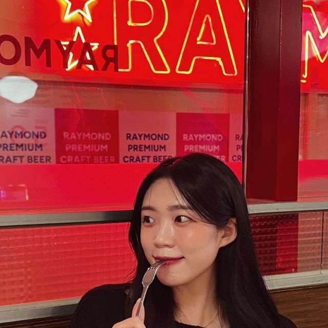 𝓜𝓲𝓷𝓙𝓪𝓮 on Instagram: "요즘 힙한 갬성이 대세라는데 여기가 딱이다 외국인 손님들 오는거 보고 여기다 했던…! 세트메뉴도 3-4인분 느낌인데 가격이 갓성비… 조각피자도 팔아서 피