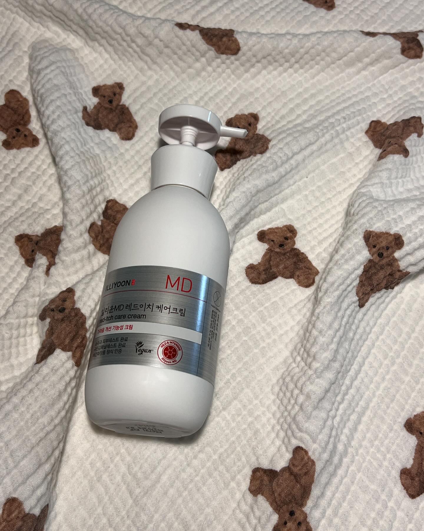 무색무취에다 보습력까지 좋아 몇년 전 내돈내산으로 쓰던 일리윤! 이번에 레드이치 케어크림이 나와 우리 둘째가 알차게 쓰고 있어요.

둘째는 살성이 좋은 편인지 태열이 올라온다거나 딱히 건조함이 느껴지는 피부는 아니에요. 그렇다고 해도 신생아 피부는 약하고 소중하니까 미리 미리 잘 관리해주는 게 좋은 것 같습니다. 

일리윤 레드이치 케어크림은 소아과 피부테스트, 극민감 패널테스트 완료했고 정식으로 비건화장품 인증까지 받았다고 해요. 그래서 민감성 피부나 가려운 피부에 바르기 좋아요! 

제가 직접 사용해 본 바, 묽지도 되지도 않은 딱 중간형 텍스쳐여서 목욕 직후에 촉촉하게 발라주기 좋았고 적당한 시간을 두고 스며들어서 보습 유지가 잘 되었어요. 온 몸에 크림을 바르며 마사지하는 시간을 아이가 많이 좋아합니다. 

또 하나 좋았던 점은 파우치가 이중구조로 되어 있어서 밑바닥까지 펌핑이 된대요. 펌프 열어 탈탈탈 털어쓰는 시절 이제 안녕~

#제품제공 #일리윤레드이치케어크림