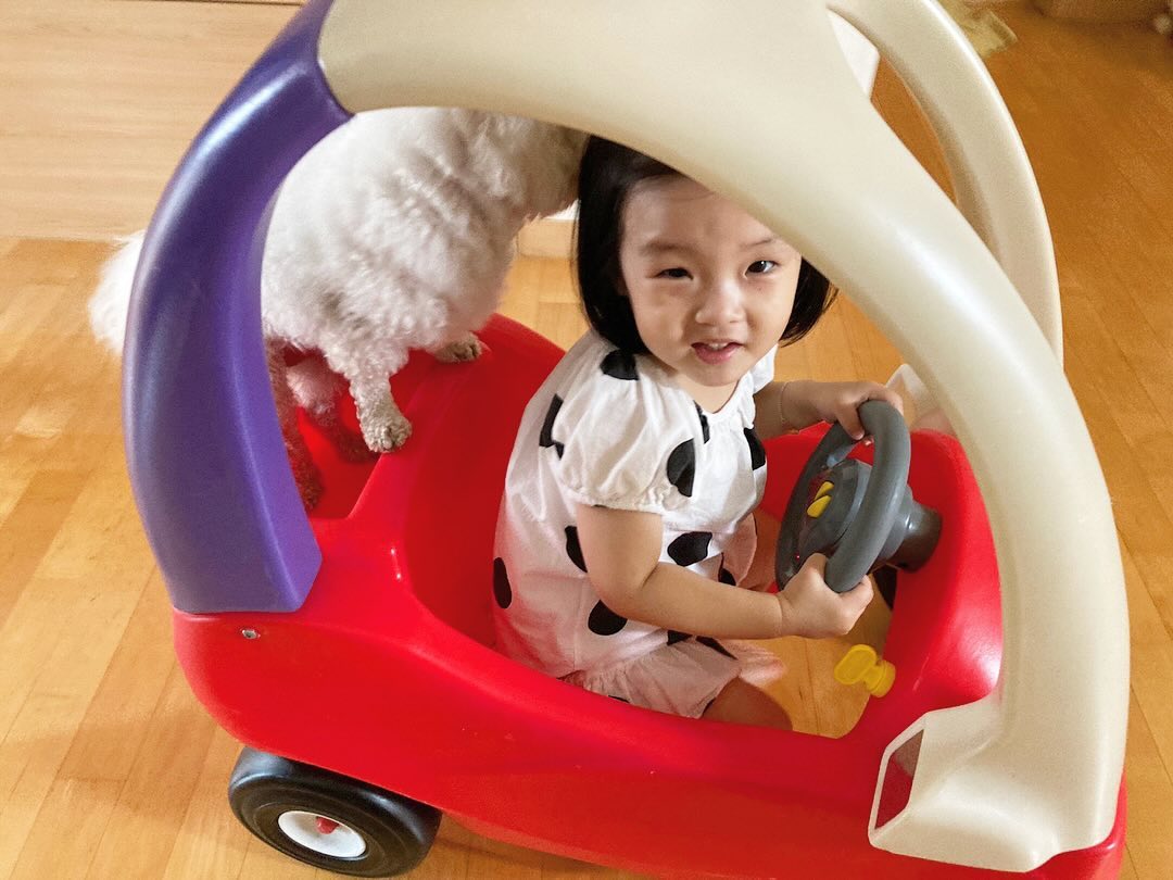 🐶 : 엄마 ,, 또 ,, ?? 
#애개육아 
누구를 위한 애개육아인가 ...?