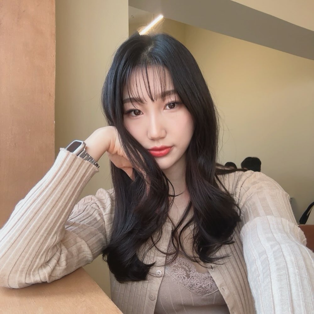 앞머리 내린거 
중딩이후로 처음인데 어떤데😛

 오운완 6개월 지나니까 지치는 느낌?! 😱

새로운 도전에 앞서 고민만 하는 나,,
24년도에는 실행으로 옮기는거 어때? 

#justdoit  #해보는거야 #무섭#두렵지않아 
#두려워 #나에게힘을줘 
#헬요일 #헬스하는여자 #끝 #자연광 #자연광러버 #셀카 #오랜만
#운동기록 #마지막
#여자앞머리#여자머리스타일