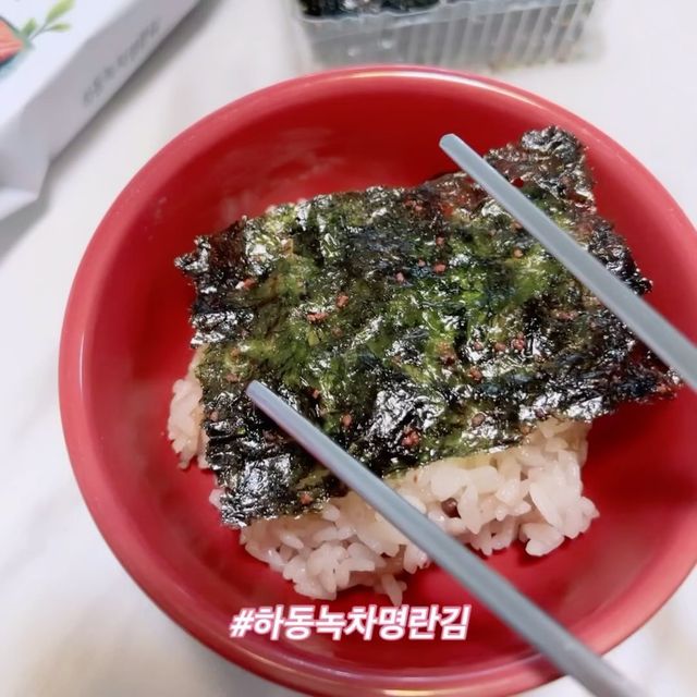 Seulgi Jang on Instagram: "#협찬 이지만 찐 리뷰👍 입맛 없을 때, 밥 차려먹기 귀찮을 때 따뜻한 밥 한그릇에 #김 하나면 한끼 뚝딱👏🏻 바삭바삭 짭짤하고 고소한 남녀노소 누구나 좋아하는 #하