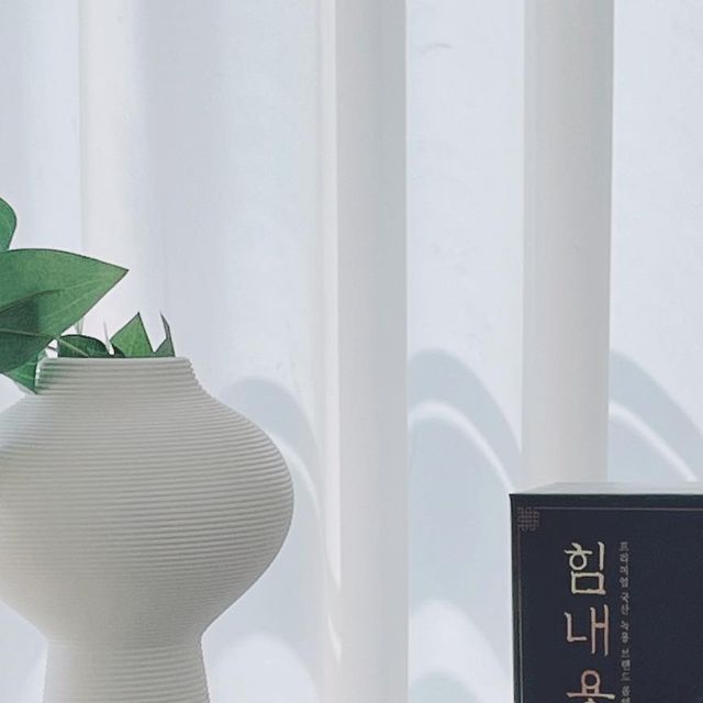 뉴라ㅣ펜션같은 복층아파트 on Instagram: "광고ㅣ우리 모두 힘내용🤍 녹용은 쓰고 먹기 힘들다는 인식이 강했는데 몸엔용에서 보내주신 ‘힘내용’은 초딩입맛인 저희 신랑도 물에 타주면