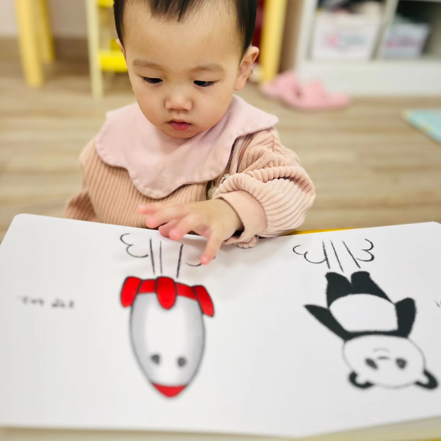 𖤐👶D+502~3ෆ

어제는 오랜만에 등원시켜주고 차량타서 쪼끔 울기도했지만 원에가서
친구들과 선생님과함께 ’ 판다체조‘라는 그림책을 보고 그림책 장면을 따라 해보는 놀이활동을 하였는데 선생님이 그림을 보여주며 이야기를 해준 뒤 그림 장면을 흉내 내는 모습을 보여주니 재미있는지 미소를 보이며 따라 하진 않고 선생님의 행동을 감상하는 별이였다고 그런뒤에 스스로 그림책을 보며 그림 장면에 집중하는 모습을 보였고 자유놀이 중 북을 두드리며 깔깔깔 웃으며 너무나 즐겁게 놀이하였다고 오늘은 어제와 다르게 기분좋게 등원차타고 가서 ‘신나는 그림책 놀이’ 동화 그림을 탐색해 보고, 선생님이 그림을 보며 들려주는 이야기를 듣고 그림 동화를 본 후, 스티커를 자유롭게 붙여보는 시간을 가졌는데 별이는 스티커 붙이기를 재미있어하며 다 붙이곤 또 달라며 표현하였고 장난치며 코에 스티커를 붙여주니 이상했는지 선생님을 한참 바라보다가 다시 또 스티커 붙이기에 집중하였고 끼적이기 활동도 하였는데  재미있었는지 함박웃음을 보이며 즐겁게 놀이했다는 별이 엄마와 같이 있는시간이 적어서인지 유독 엄껌이고 애착이 많지만 그래도 마냥 사랑스럽고 이쁜짓하는 막내라 이뻐하지만 너무 위험하게 놀고 한눈팔면 사고치는 사고뭉치에 고집불통인 다람쥐 별이 조금만 조심히놀자.

#사랑해한별아❤ #우리집보물💕