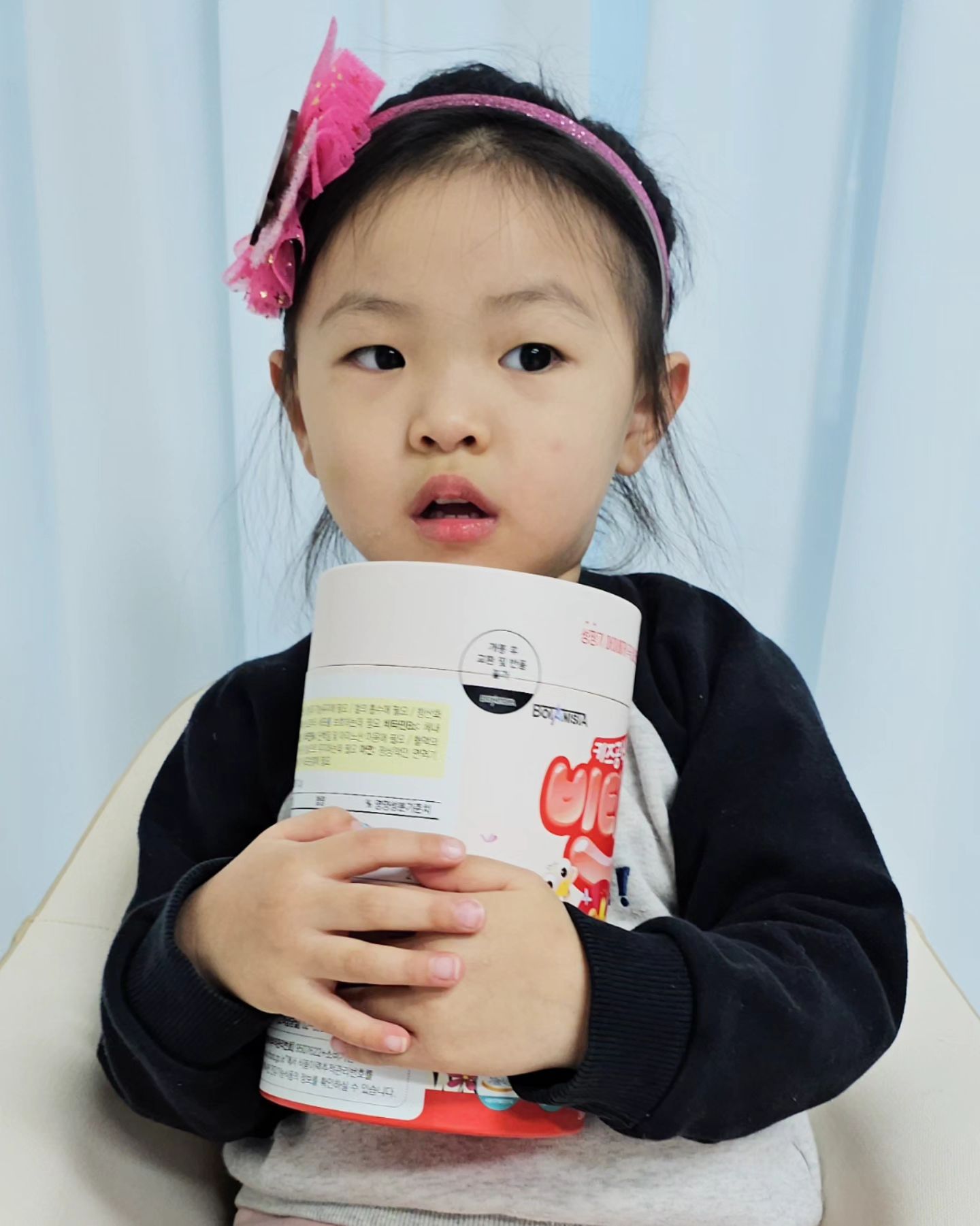 비타쮸❤
소은이는 20년  11월 생이에요.  생일이 늦어서  몸집이  작아 친구들 한테 치일까봐 너무너무 걱정이 돠었어요.
다행히 개월수에 비해 쭉쭉 크고는 있지만 그래도 적절한 영양분을 계속  섭취해  줘야  청소년기 까지도 쑥쑥 클수 있겠죠!!!
아직 약을 먹기엔  힘든  나이이고~~ 
맛있게  먹을 순  있지만  영양분은  제대로 섭취할 수 있는 비타쮸를 먹어보게 되었어요!!❤❤

비타쮸는 성장기 아이들의 필수 영양소 '비타민B2, 비타민B6,비타민C, 아연'이 함유된 딸기맛 츄잉캔디로 아이들이  먹고 반할 정도로  맛있어요~~🍓🍓🍓🍓
소은이가  먹고는 띠용한 표정 보이시나요 ㅎㅎㅎ

부드러운 카라멜 제형의 아이들이 좋아하는 새콤달콤한 딸기맛으로 간식 대신 줄 수 있는 어린이 멀티비타민이에요.👍👍
1개씩 개별 포장되어 있어 위생적이도 외출 시에도 간편하게 챙겨먹을 수 있기 때뭄에 무조건 챙겨 다녀야 해요!!

#광고 #비타쮸 keycleo042 #츄어블영양제 #성장기영양제 #어린이건강기능식품 #비타쮸 #키즈공식비타쮸 #어린이비타민 #어린이영양제 #육아맘 해시태그 필수
