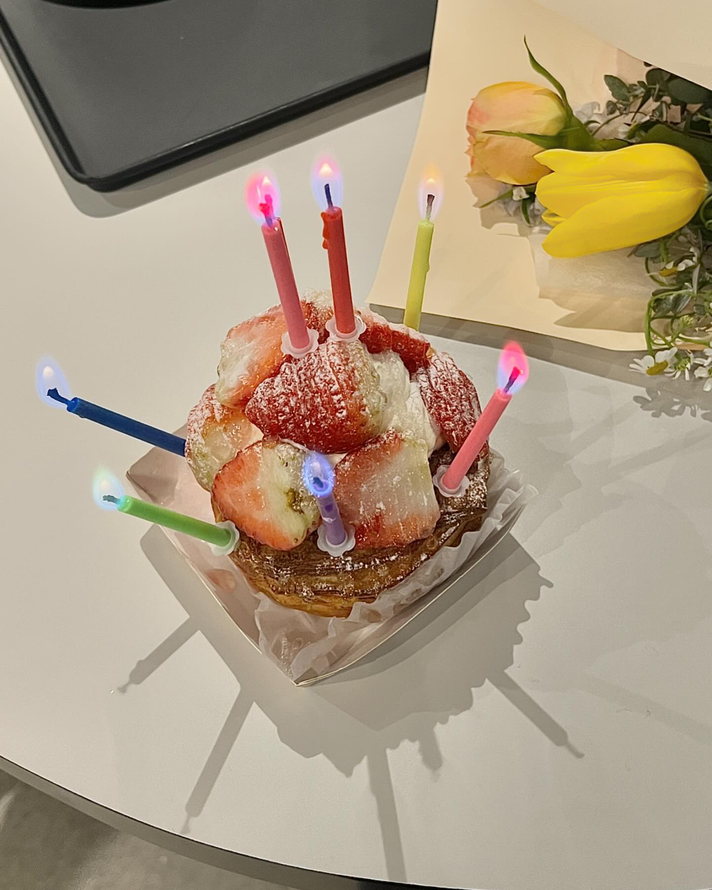 #soya_선물 
올해 생일 케이크의 시작은 내 사랑 째이가 준비해준 뽀짝 타르트 ෆ⃛ 쪼매난 크기임에도 묵직해서 반 갈라보니 크림치즈가 그득그득 ~ 생각보다 더 많아서 조금 덜고 먹었다 히히 새콤한 딸기와 달콤한 크치와 타르트의 조화는 말모 ... 믿고 먹는 그린하우스라 더 감동이었달까 ?♡

딸기타르트
.
.
.
#soya_changwon in 상남
#창원 #창원빵집 #상남동빵집 #그린하우스