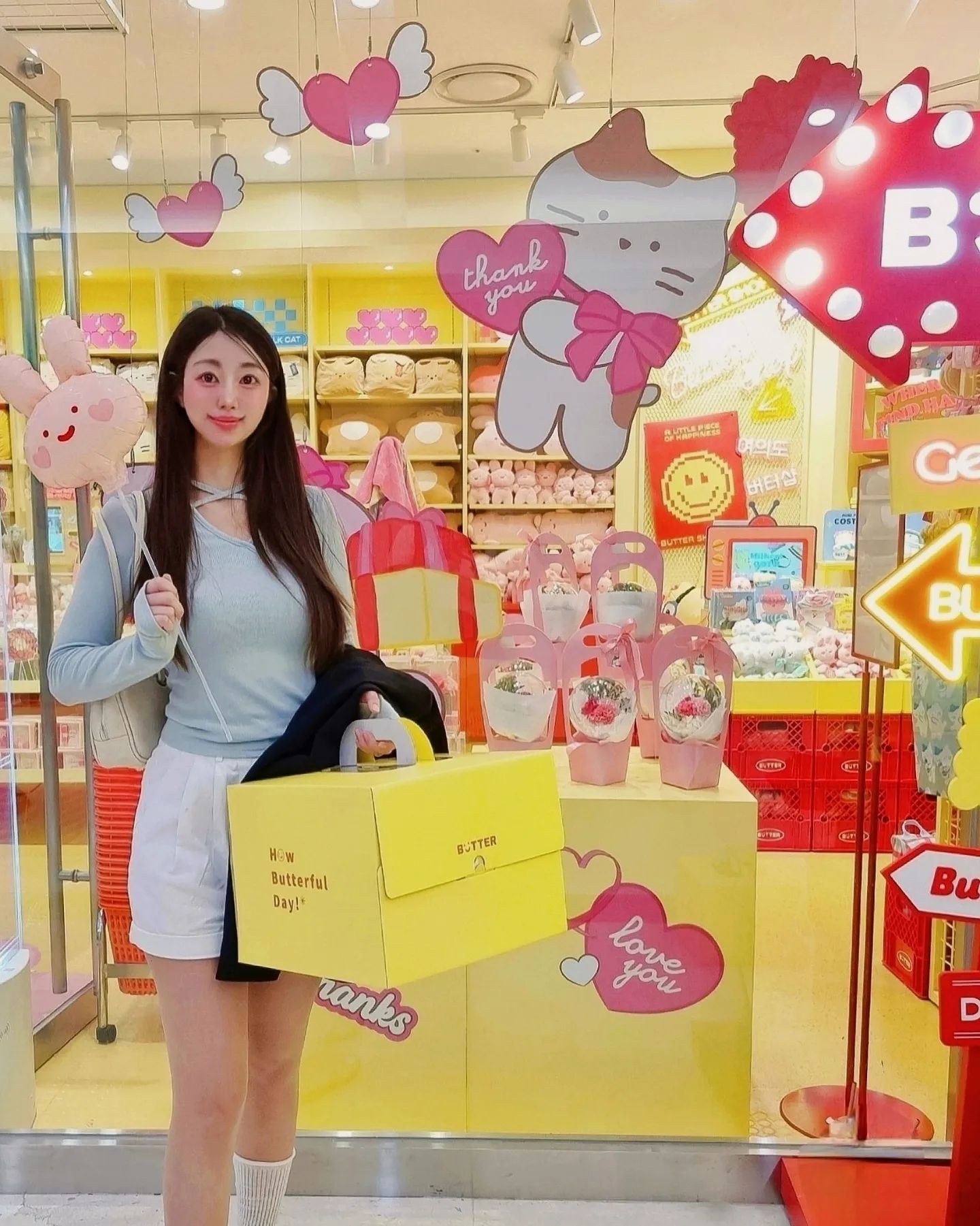 #협찬 10장 피드로 담긴 모자랄정도로 큰 규모로 확장오픈한 [버터샵]💛 <여의도 파크원점>

버터샵은 귀엽고 예쁜 캐릭터 굿즈,팬시, 인형, 리빙 제품을
가성비있게 구매할 수 있는곳으로 이미 유명하죠?😏

더현대/IFC몰 가는 무빙워크 지나다 늘 보던곳인데
더 넓게 확장됐더라구요🤩

귀여운 캐릭터 상품들 구경하는것만으로도 기분 좋아지는데
매장 내부 인테리어도 알록달록 귀엽고 밝게 꾸며져있고
곳곳에 포토존도 있어 사진 찍기도 좋더라는📷 

즉석 미니 사진기도 있고
스티커사진 찍을 때 쓰는 머리띠같은
다양한 캐릭터 머리띠도 테스터로 써볼 수 있어
친구 가족 연인과 함께 재밌게 놀면서 쇼핑할 수 있는곳😆

제가 갔을 땐 1만원 럭키박스 이벤트 진행하고있어서
럭키박스 질렀어용 귀여운 상품들 가득😍
(한정수량이라 빨리 달려가야해요~)

오픈 이벤트로 럭키박스
다른 이벤트 프로모션도 진행하고있으니
자세한 사항은 태그해둔 버터샵 인스타 참고해주셔용😘❤️

#협찬 #버터샵 #버터매장 #여의도파크원버터샵 #버터샵여의도파크원 #여의도놀곳 #여의도핫플 #여의도핫플추천 #키링맛집 #소품샵
#소품샵추천 #캐릭터굿즈 #귀여운키링 
#여의도데이트 #여의도핫플 #여의도역 
#ifc몰 #여의도데이트코스