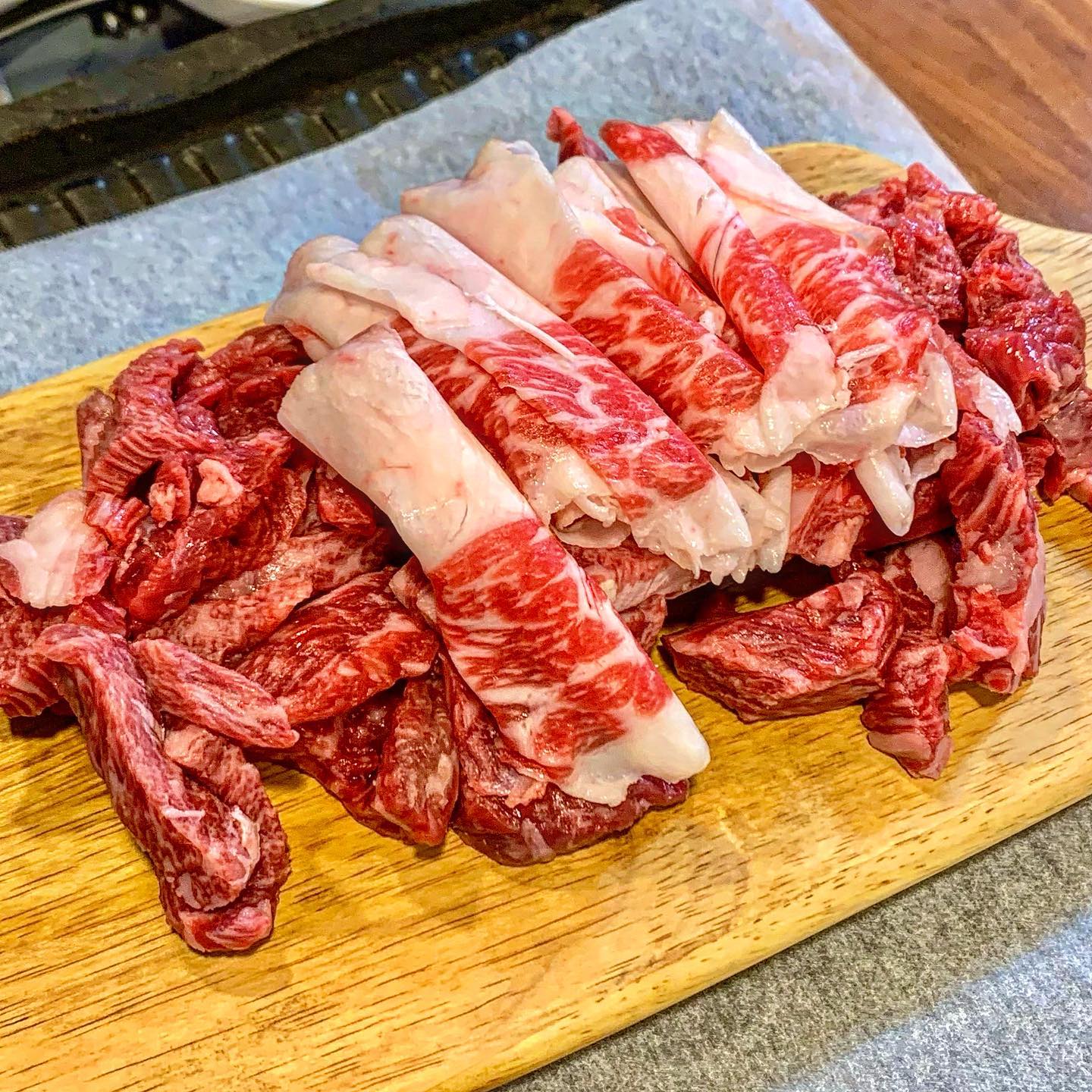 ♫ 청주 와우정 ♫

오랜만에 소고기로 기름칠 🫶🏻

저희 동네에 괜찮은 소고기집이 생겨서 가보았는데
세-상에 고기들이 살살 녹아요 ㅠ

차돌박이부터 부위별 맛있는 소고기,,
거기에 고소한 육회까지 ,, ❤️
여기는 특히하게 육회+사과 조합으로 나오더라구요 !
달달새콤한 사과와 육회 조합도 미쳤답니당 ㅎ_ㅎ

소고기들도 두툼해서 씹는 식감까지 갓벽 😎
.
.
.
📍 충북 청주시 청원구 향군로 141 와우정

➿짝갈비특수부위 25.0
➿육회 20.0