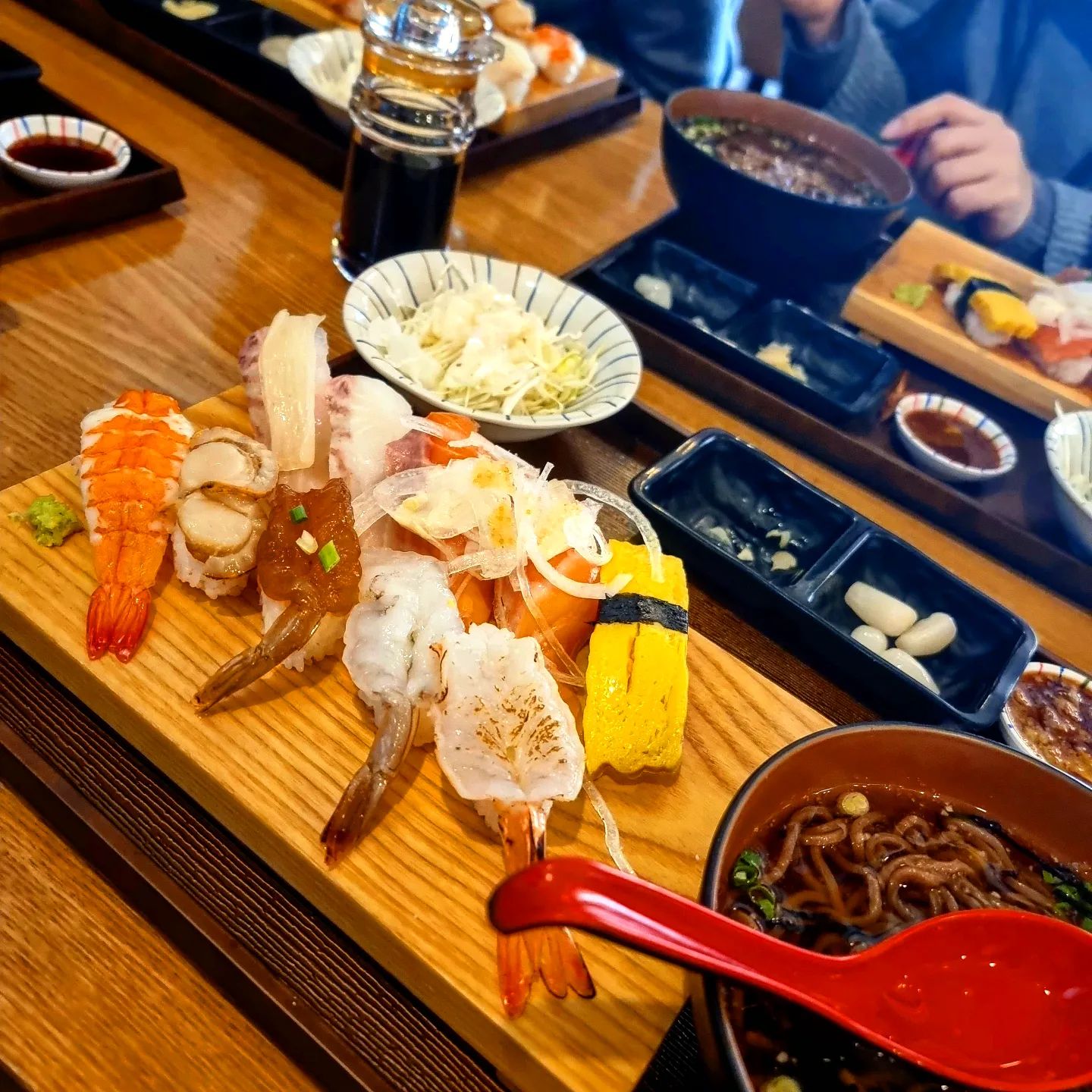 🍣
.
투표 결과 두둥❣️
 초밥이 당첨🍣

점심으로 초밥 냠냠😋
후식 커피 마시고☕️

학교 총회 참석🏨

학교 생활 잘 하고 있다는 채채들👭
담임  선생님 두분 모두 너무 좋으셔서 마음이 좋댜🩷

.

.

#점심#총회#초등#학부모#10세#8세#ff#f#팔로우#딸둘#자매#육아#맞팔