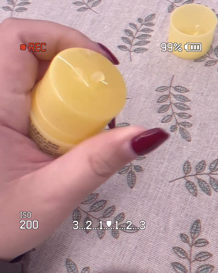 #협찬 cnp_laboratory 
립밤과 립마스크의 장점을 모아 모아 만든
CNP 프로폴리스 립세린 🐝👄
-
환절기라 점점 건조해지는 날씨 (가습기 필수!)
피부 보습은 신경쓰지만, 어느 새 방치중인 내 입술!
입술도 기초부터 탄탄하게 관리해야
트고 피나고 까칠한 입술을 방지할 수 있지용!
-
노랑노랑 케이스부터 취향저격인
CNP 프로폴리스 립세린은
✅ 프로폴리스 앰플을 담아 보습 케어 가능!
✅ 각질, 주름, 탄력, 보습, 윤기 고민을 한 번에 해결!
✅ 12시간 속 입술 속 보습 유지, 자기 전 바르면 👍
-
환절기 거친 입술이 고민인 분들,
사탕처럼 달콤한 향의 립세린으로
촉촉하고 탱탱한 탕후루립 만들어 보아요 🫶
.
.
.
	
#CNP #차앤박 #뷰티 #화장품 #스킨케어 #더마뷰티 #입술각질 #보습립밤 #보습립마스크 #립밤추천#립마스크추천#립글로즈추천 #립세린 #프로폴리스 #보습립케어 #kbeauty #cosmetics #cnplaboratory #dermacosmetics #좋아요 #피부관리 #프로폴리스립세린 #데일리립케어 #탕후루립