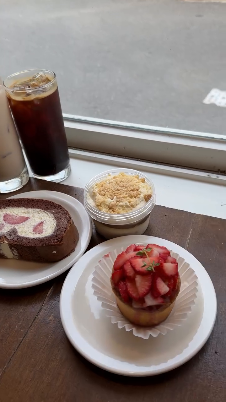 순식간에 푸파해버린 #바다까까 

3초만에 접시 비우기🫶
bake_bada 

초코딸기롤케이크, 바닐라에쏘까먹크, 딸기타르트 

셋다 글루텐 프리! 딸기는 비건까지🫶

#빵스타그램 
#이랬는데요래됐슴당