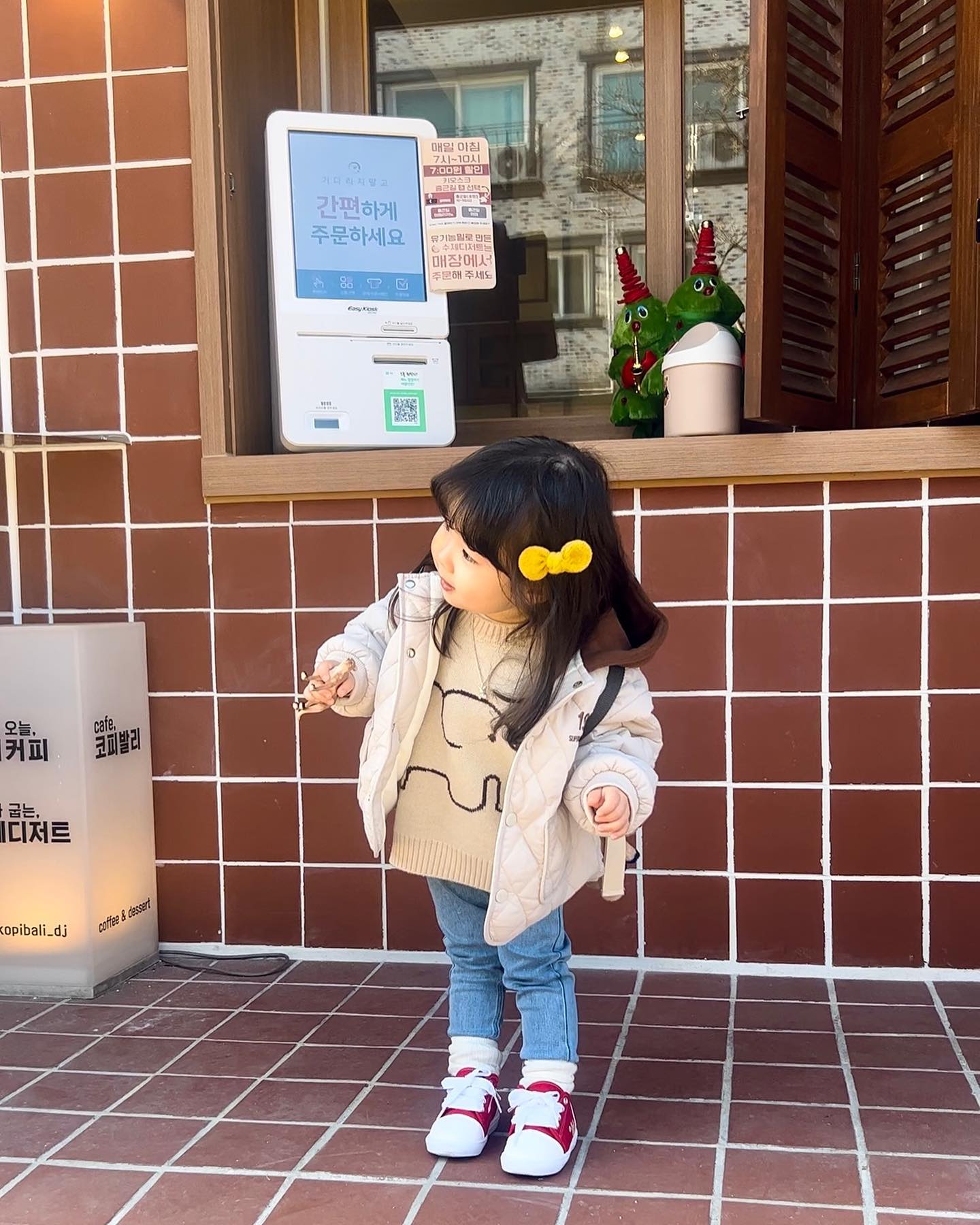 빨리 봄이 왔음 좋겠네. 
진짜 겨울에는 문앞에도 나가기 싫은데 
봄만되면 미쳐 날뛰는 이맘 나만 그런건 아닐껴.
사진찍고 있는데 로이 닮은 강아지를 만났어요.
강아지 주인님이 리드줄 은우한테 주더니
같이 사진 찍으래 ㅋㅋㅋㅋㅋㅋㅋㅋㅋㅋㅋ
네?ㅋㅋㅋ 그래도 되나요..너무 귀여워ㅠㅠㅠ
비숑인데 집에서 직접 미용한듯한 저 얼굴이
조나게 귀여워요 ㅠㅠㅠㅠㅠㅠㅠㅠ

은우 신발 졸 귀엽쥬.쿠셔닝도 좋고 색도 넘 이쁘고,
마카쥬랑 이모의 그림과 이니셜은 더 이쁘지.

marquage.r 
#마카쥬랑 #신발커스텀