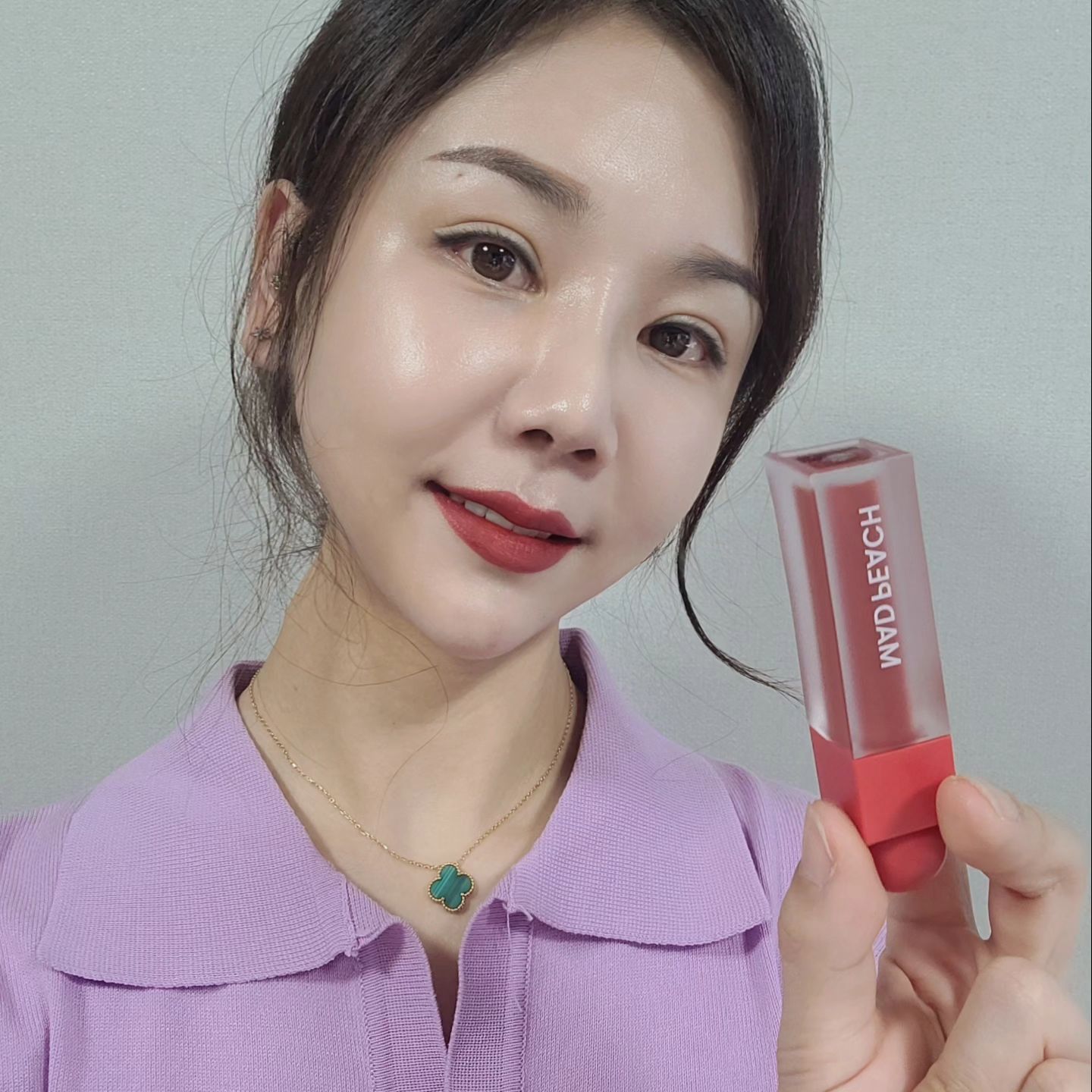#협찬
매드피치 스무드핏 컬러 립틴트
05.퍼지칠리
부드러운 벨벳타입 텍스쳐의 초밀착 틴트에요!
MLBB한 컬러로 내입술처럼 자연스러우면서
고급스럽고 분위기있는 색상들로 구성되어 있는데욥!

촉촉하게 터치되며 부드럽게 발리고
입술에 얇게 착- 붙는 픽싱력으로 사용감이 정말 좋아요ㅎㅎ
크리미하면서도 보송하고 산뜻해 입술이 넘 편안하고
지속력까지 좋아서 수정화장을 하지 않아도 되서 좋더라고요🥰

레드에 브릭 한방울 톡 떨어진 퍼지칠리는 다가오는 가을과도 정말 잘 어울린답니당ㅎㅎ
톤다운 된 고급스러운 컬러라 분위기 최고에요🤎

촉촉한 터치감에 크리미한 발림감,
얇게 펴발리는 텍스쳐로 그라데이션 립부터 풀 립까지 다양하게 연출하기에도 좋아서
데일리로 사용하고 있어요:-)

#가을웜톤 #메이크업 에도 찰떡일 아이랍니당 🙂
#MLBB 립틴트 찾고 계시다면
매드피치 립틴트 추천드려요!

#매드피치 #MADPEACH #올리브영 #MLBB틴트 #착붙틴트 #인생틴트 #벨벳틴트 #매트틴트 #틴트추천 #립메이크업 #올리브영추천템